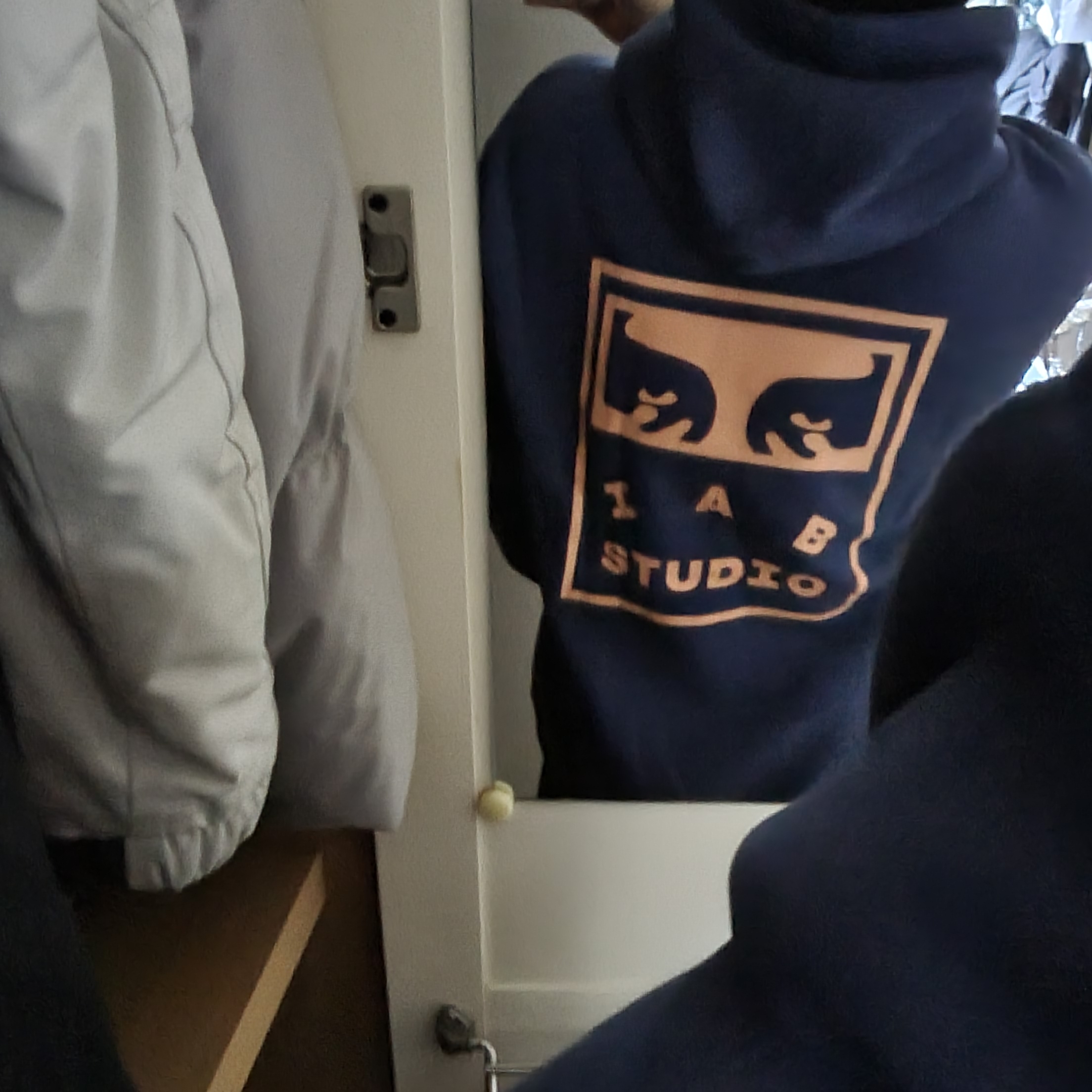IAB Studio x Obey Eyes Icon Hoodie Oceana 착용 스타일 - 2
