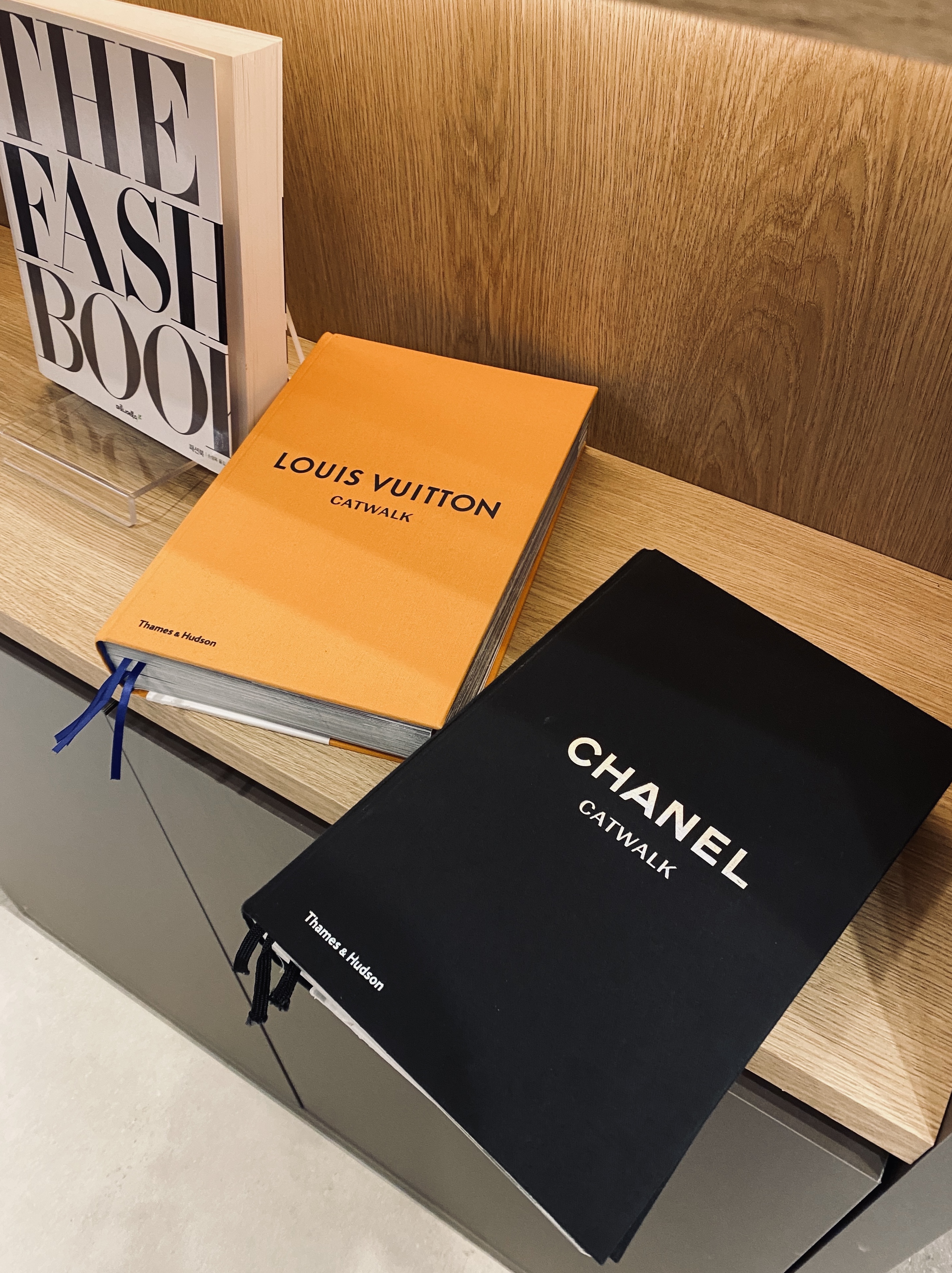 Chanel Classic Card Holder Grained Calfskin & Gold Black, Chanel Classic Card Holder Grained Calfskin & Silver Black 착용 스타일 - 1