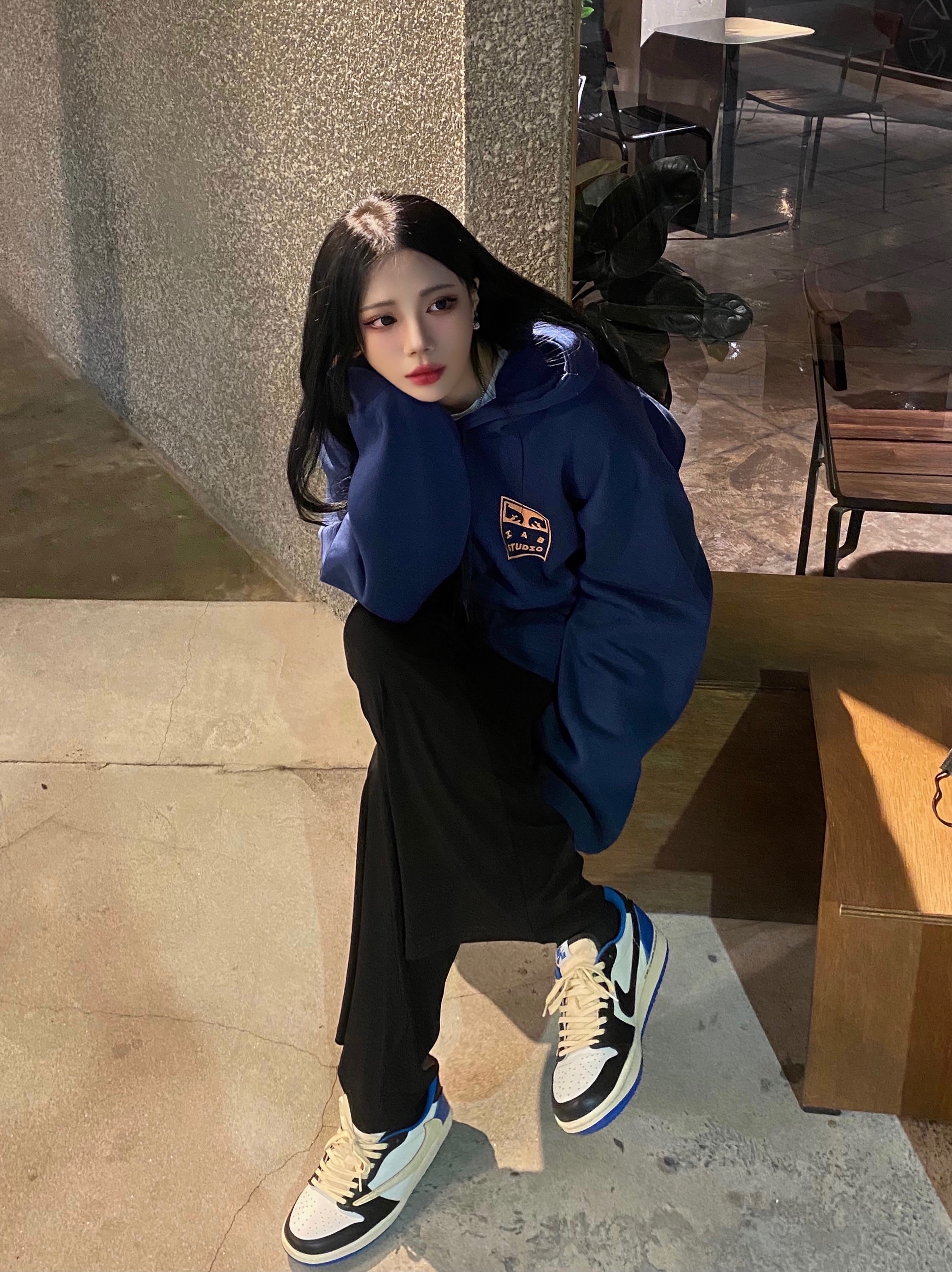 IAB Studio x Obey Eyes Icon Hoodie Oceana, Jordan 1 x Travis Scott x Fragment Retro Low OG SP Military Blue 착용 스타일