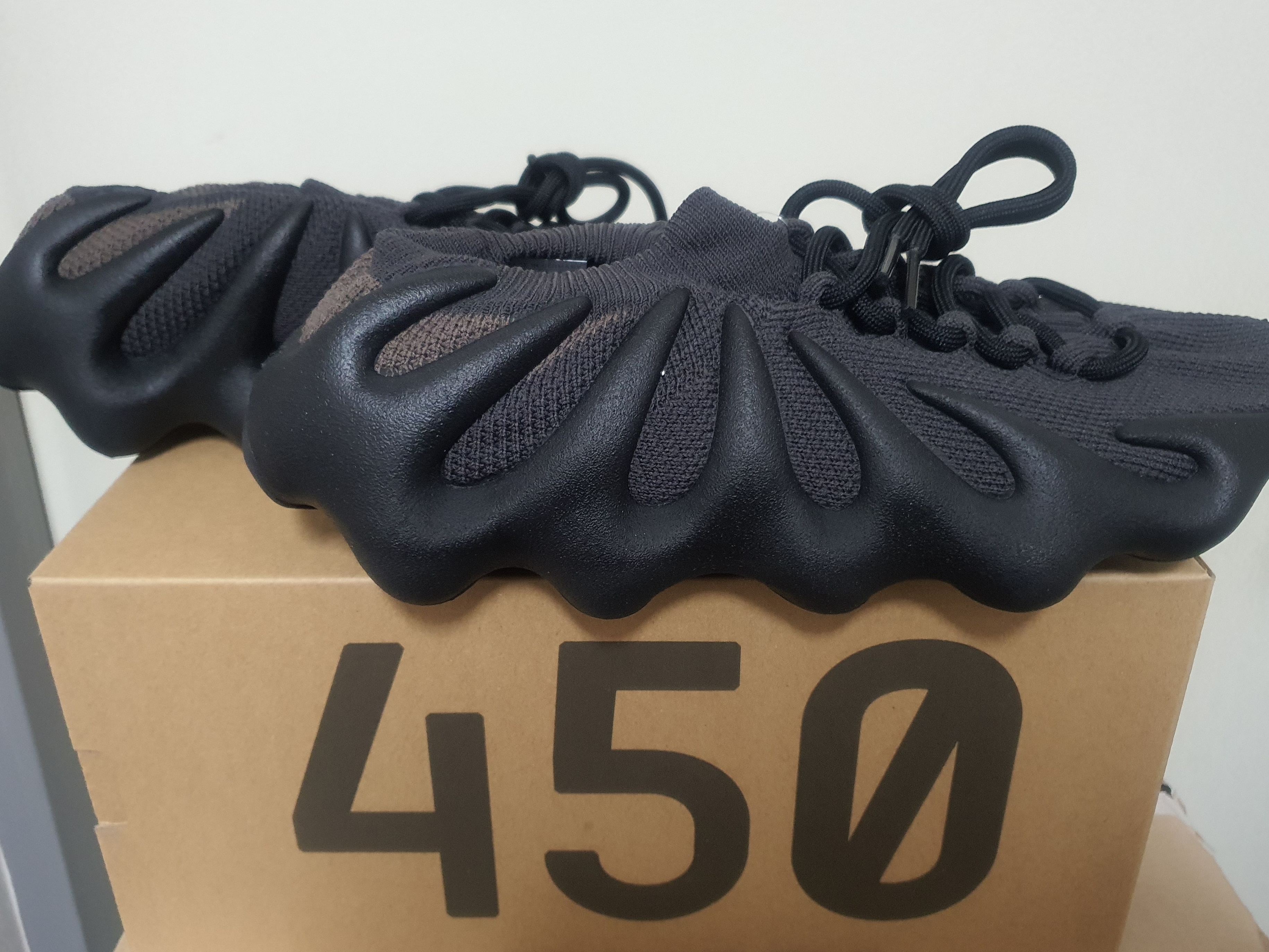 Adidas Yeezy 450 Dark Slate 착용 스타일