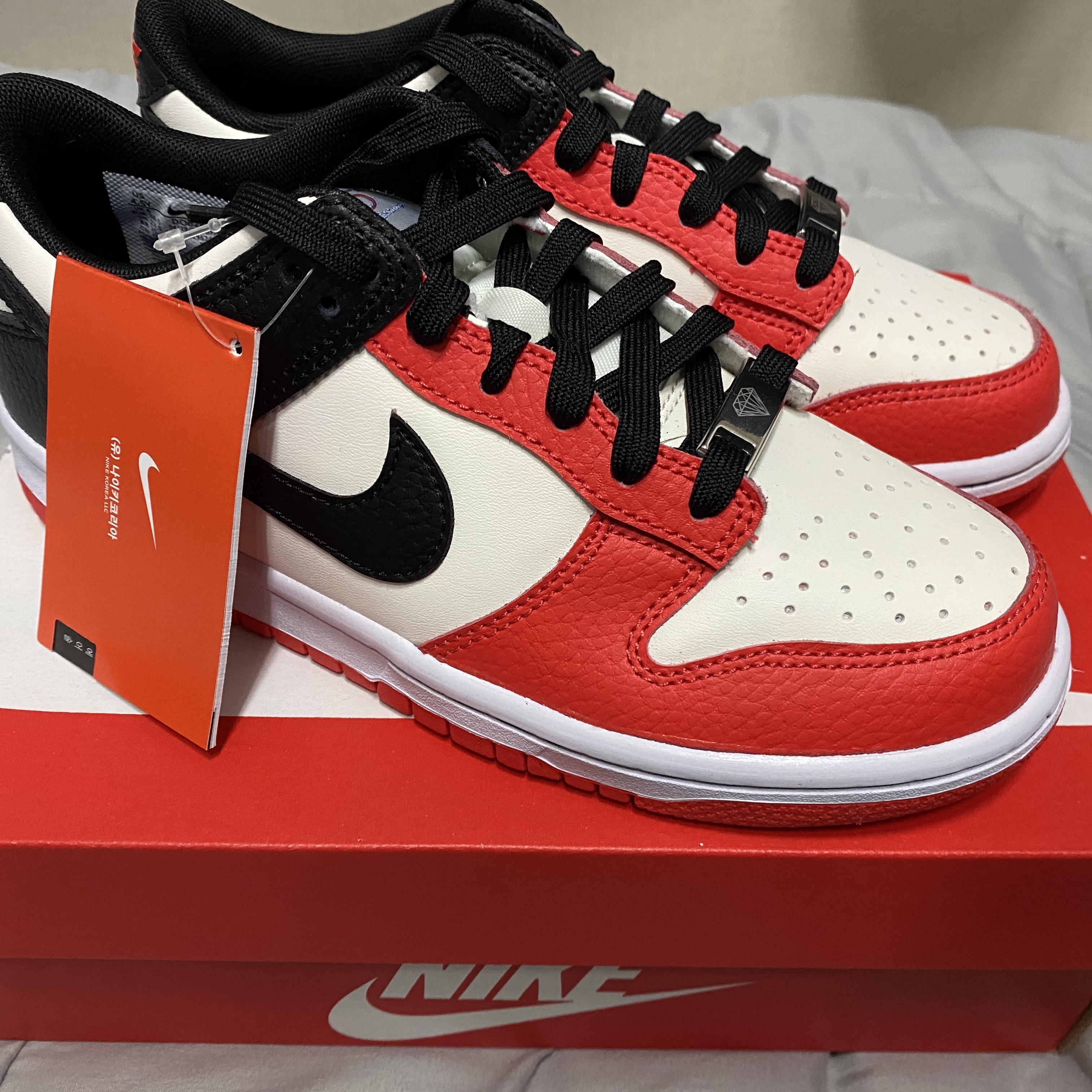 (GS) Nike x NBA Dunk Low Black and Chile Red 착용 스타일 - 1