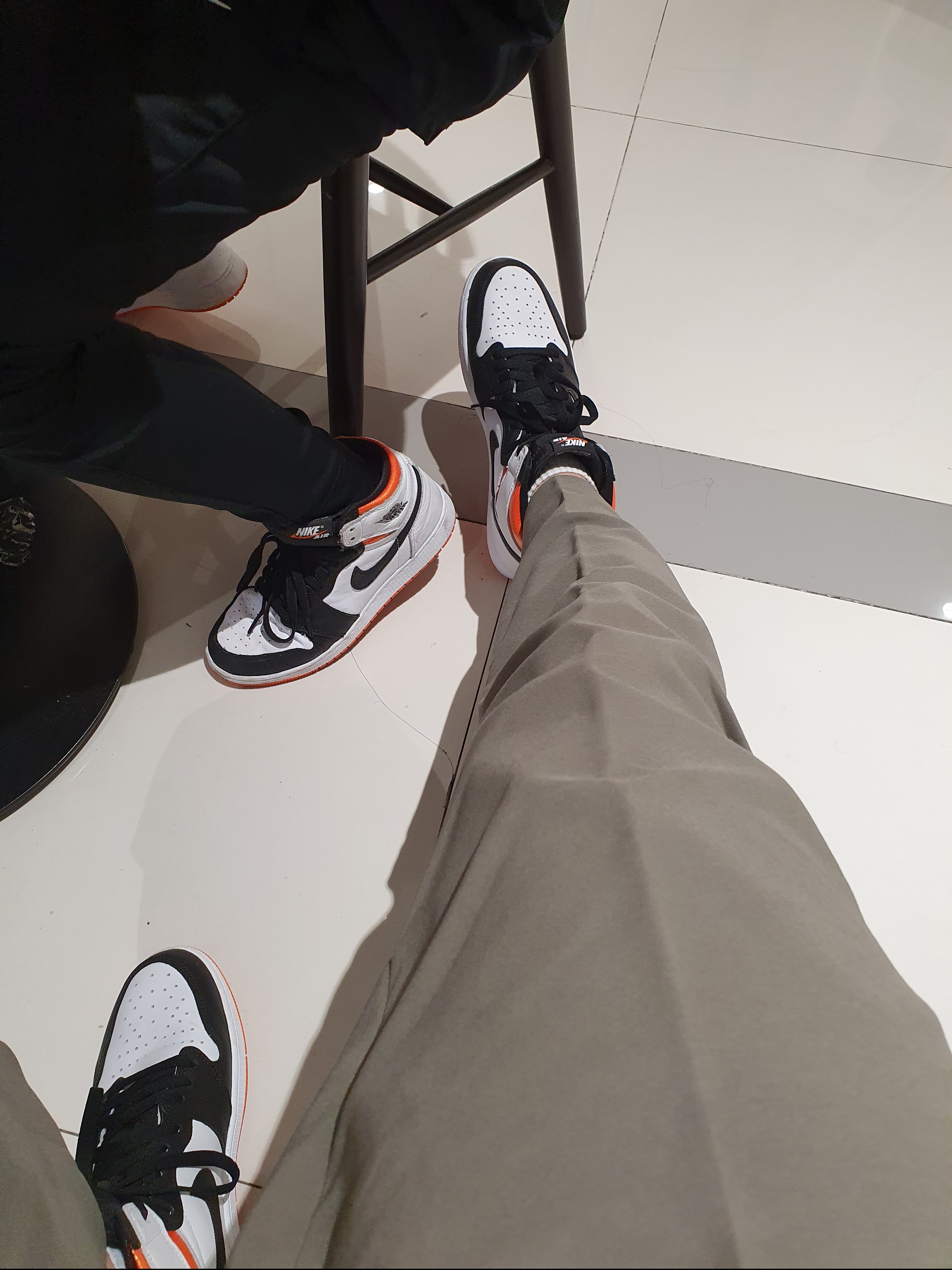 Jordan 1 Retro High OG Electro Orange, (GS) Jordan 1 Retro High OG Electro Orange 착용 스타일 - 2