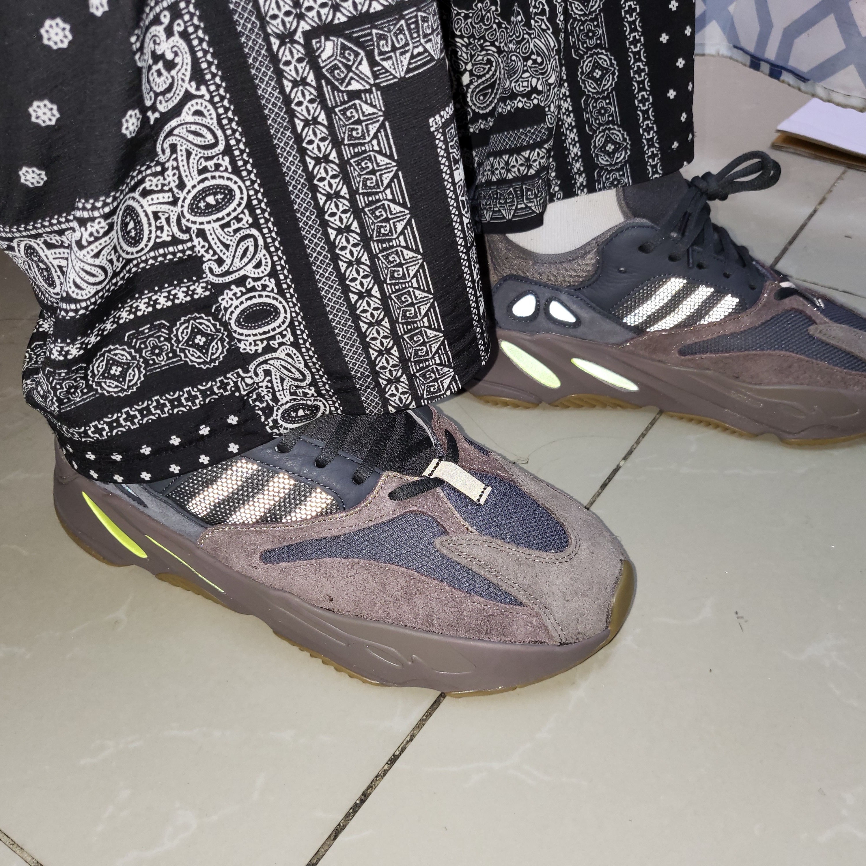 Adidas Yeezy Boost 700 Mauve 착용 스타일 - 2