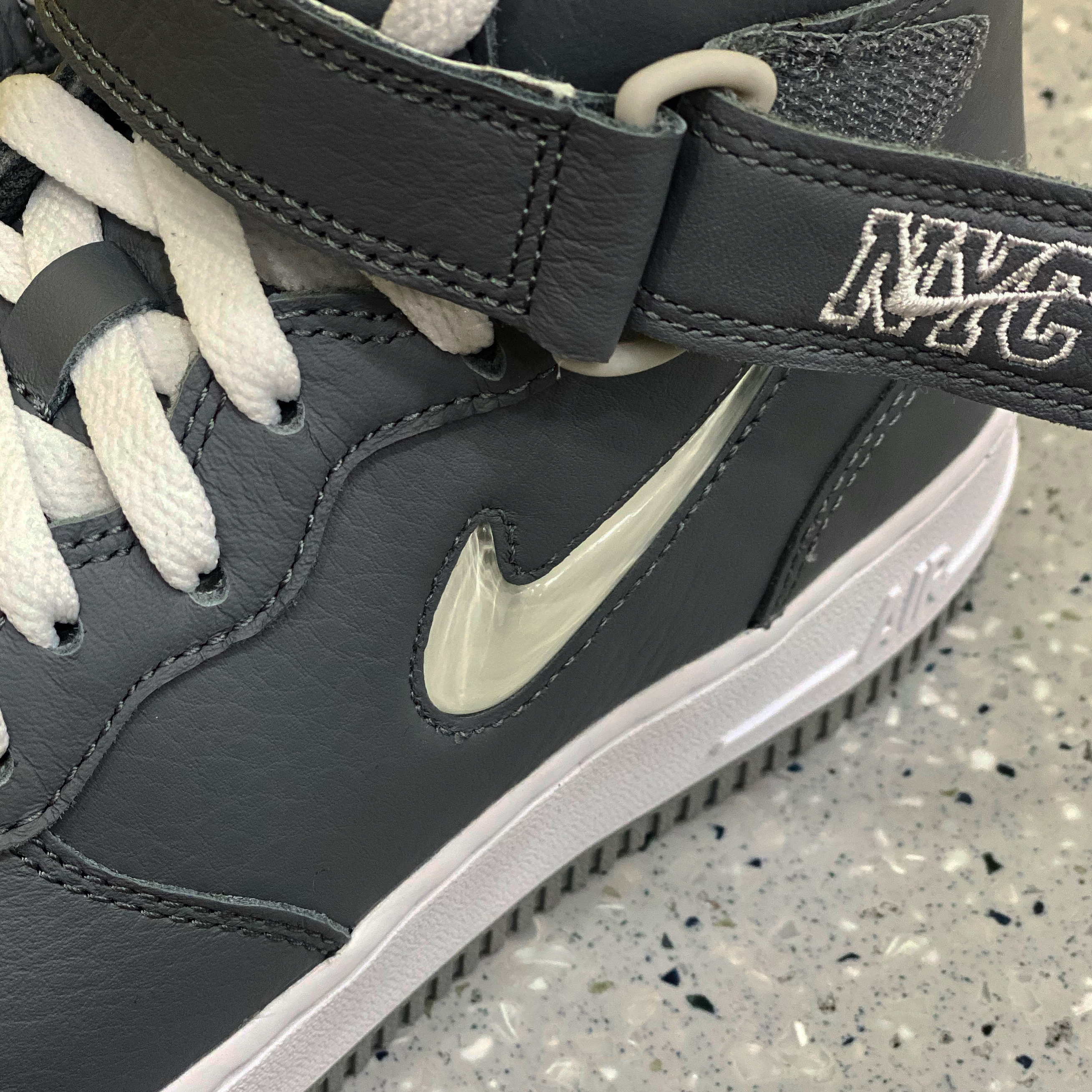 Nike Air Force 1 Mid QS NYC Cool Grey 착용 스타일