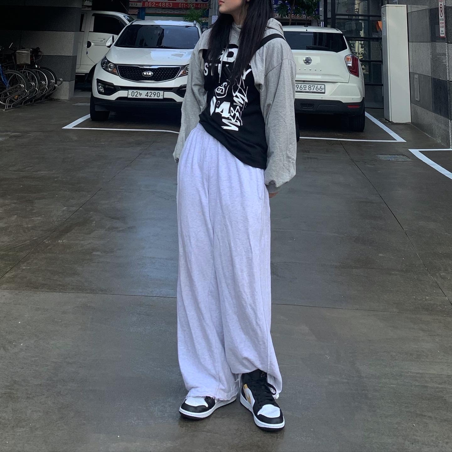 Jordan 1 Mid Pollen, CDG x Stussy T-Shirt Black 착용 스타일