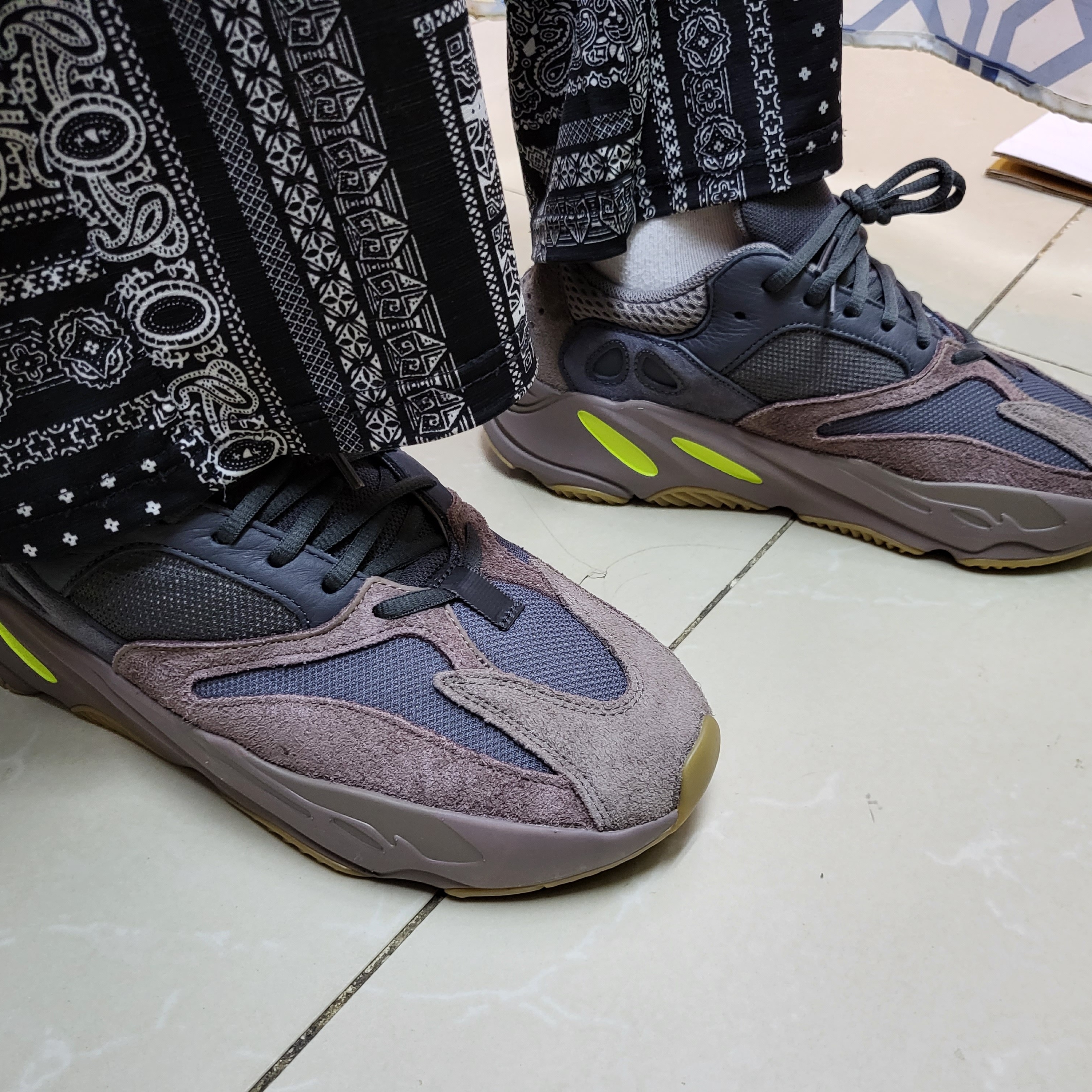 Adidas Yeezy Boost 700 Mauve 착용 스타일 - 1