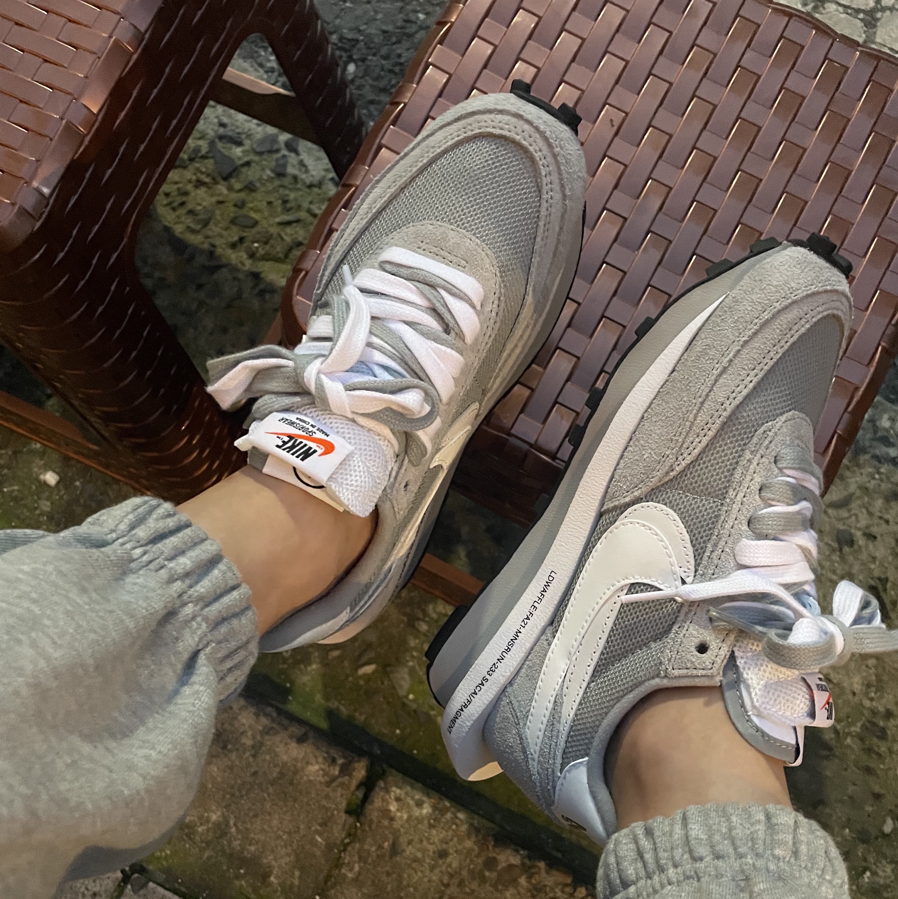 Nike x Sacai x Fragment LDWaffle Light Smoke Grey 착용 스타일 - 3