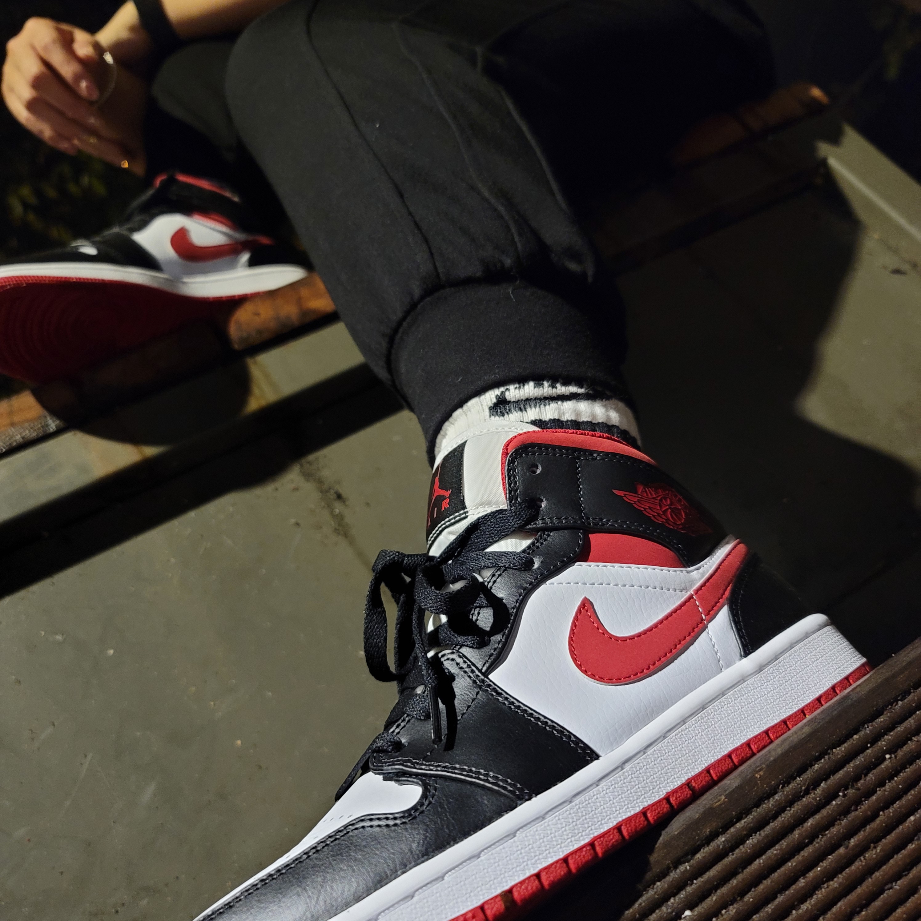 Jordan 1 Mid Gym Red Black White 착용 스타일 - 3
