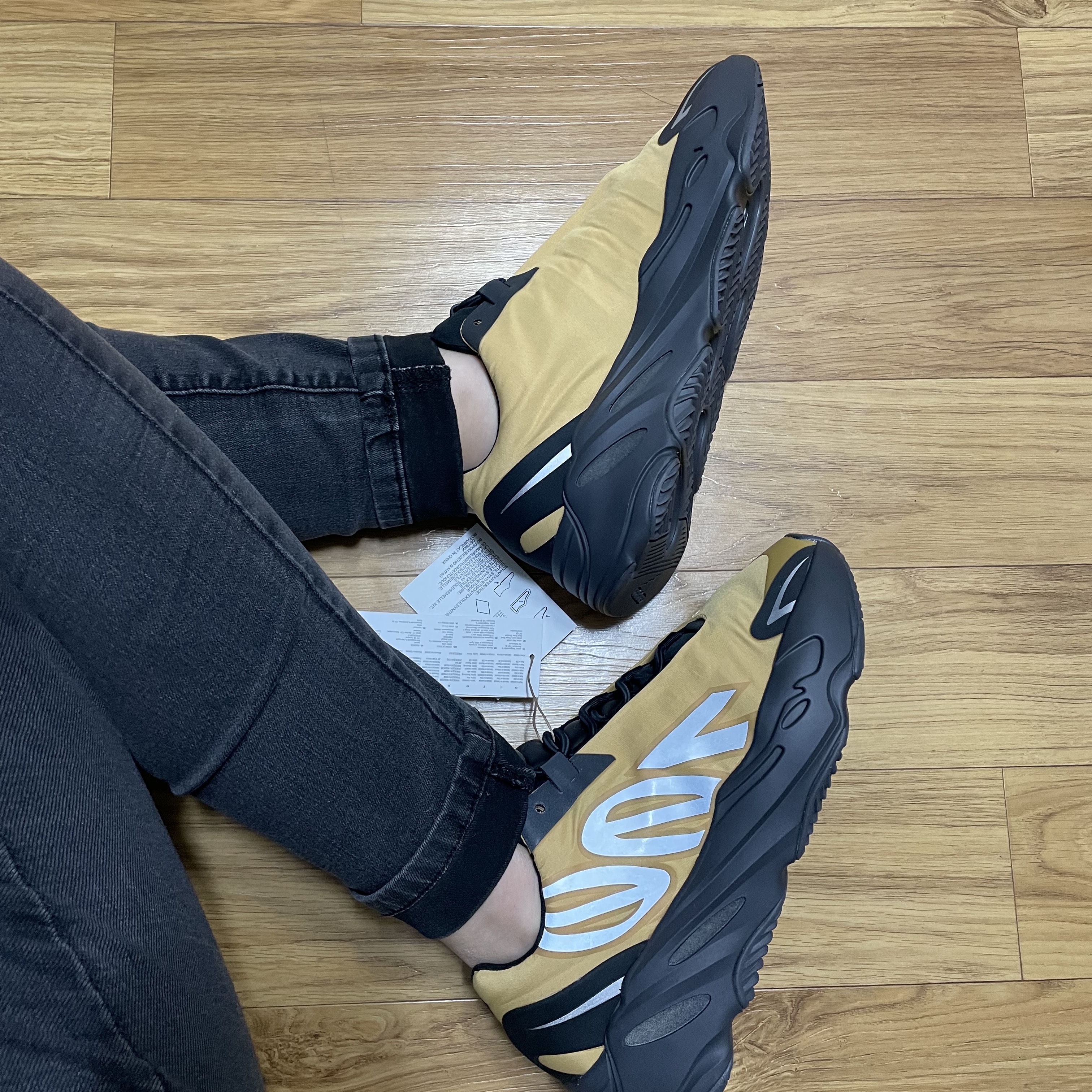 Adidas Yeezy Boost 700 MNVN Honey Flux 착용 스타일 - 1