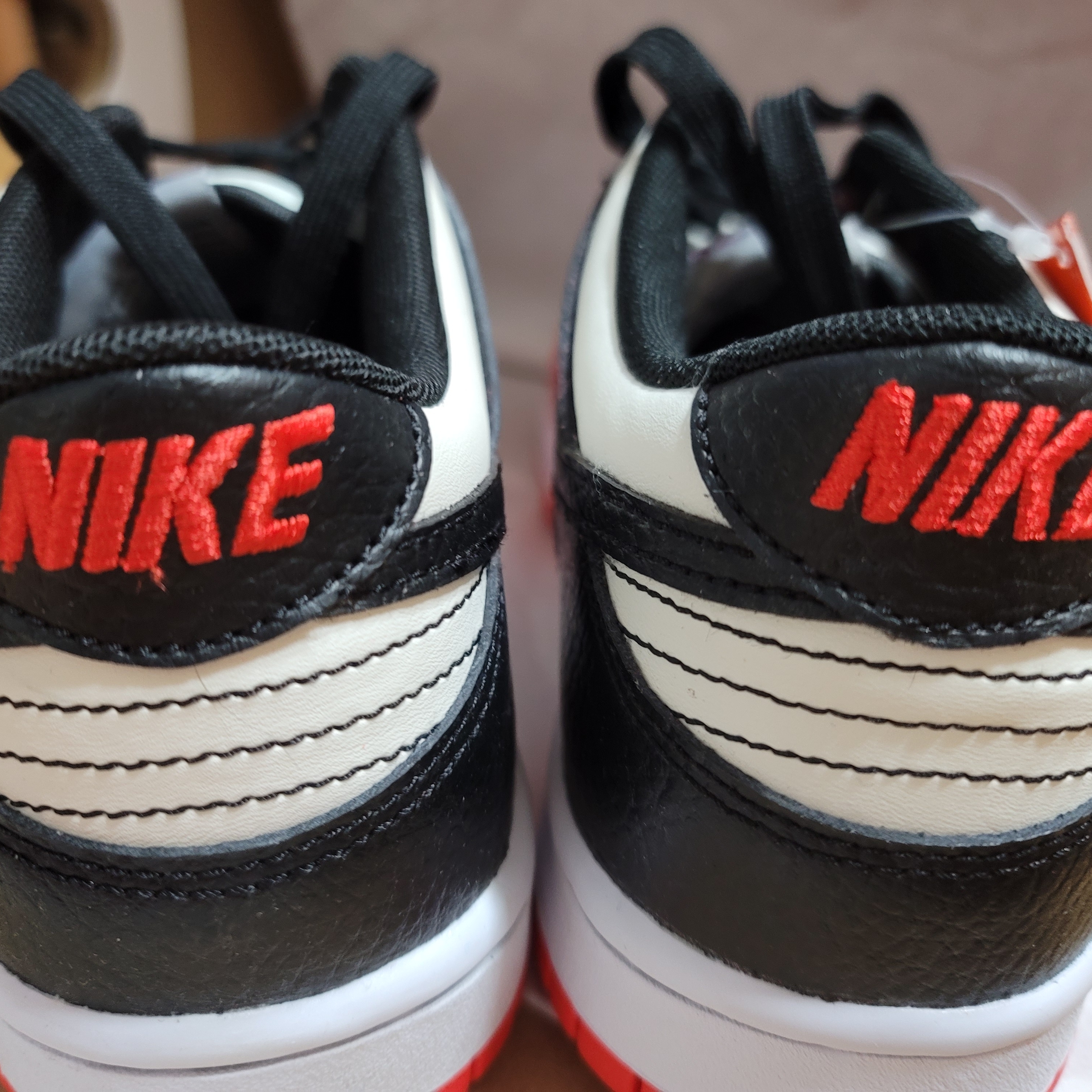 (GS) Nike x NBA Dunk Low Black and Chile Red 착용 스타일 - 3