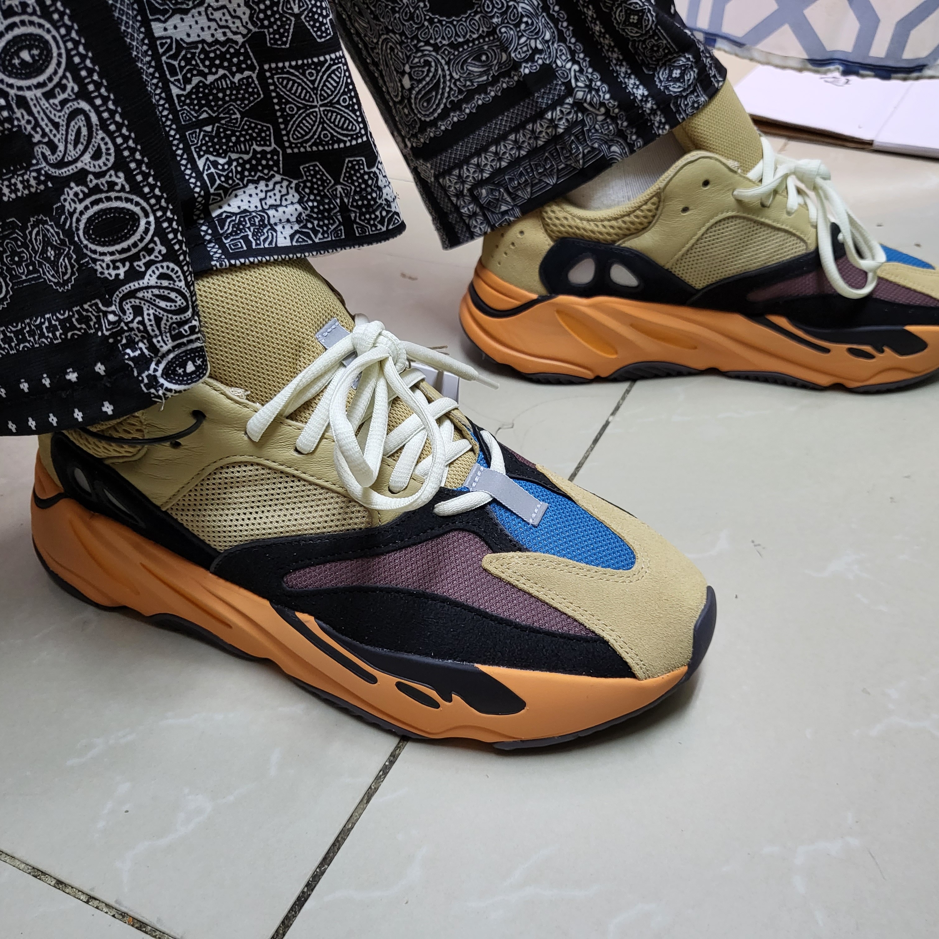 Adidas Yeezy Boost 700 Enflame Amber 착용 스타일 - 1