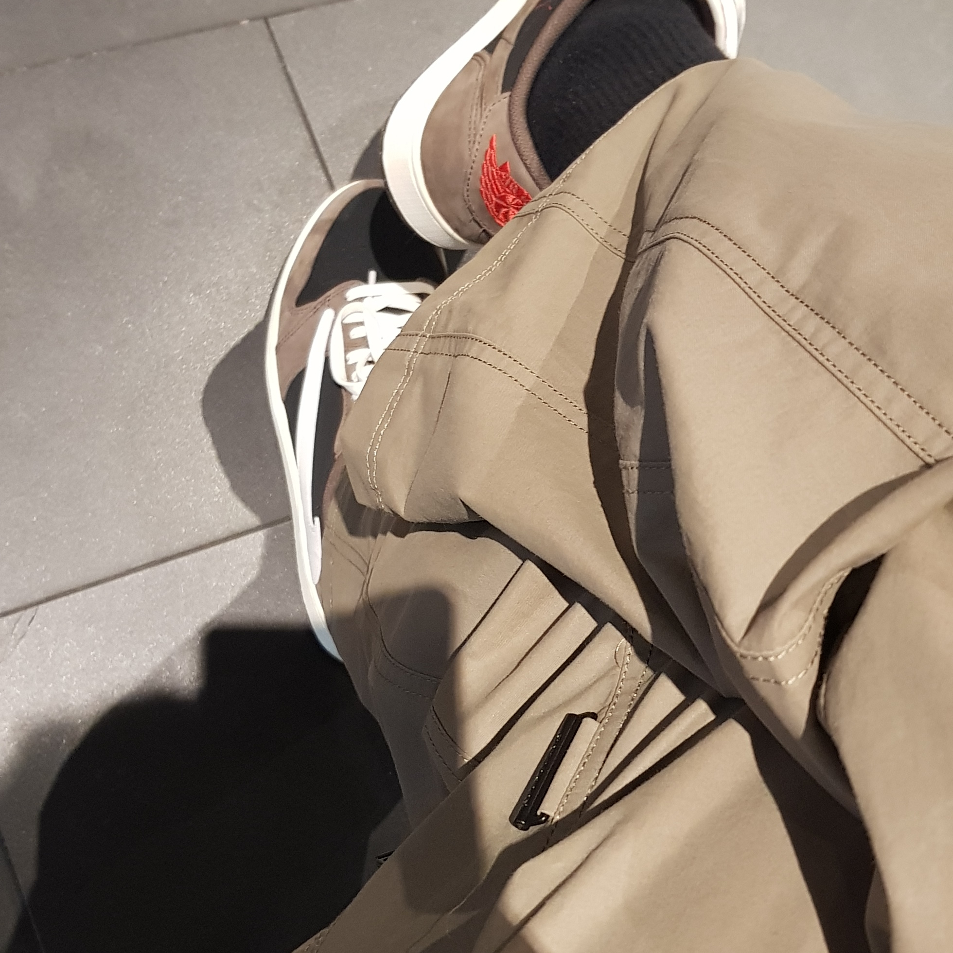 Jordan 1 x Travis Scott Retro Low OG SP Mocha, Stone Island 113WN T.CO+OLD Overshirt Black - 21FW 착용 스타일 - 2