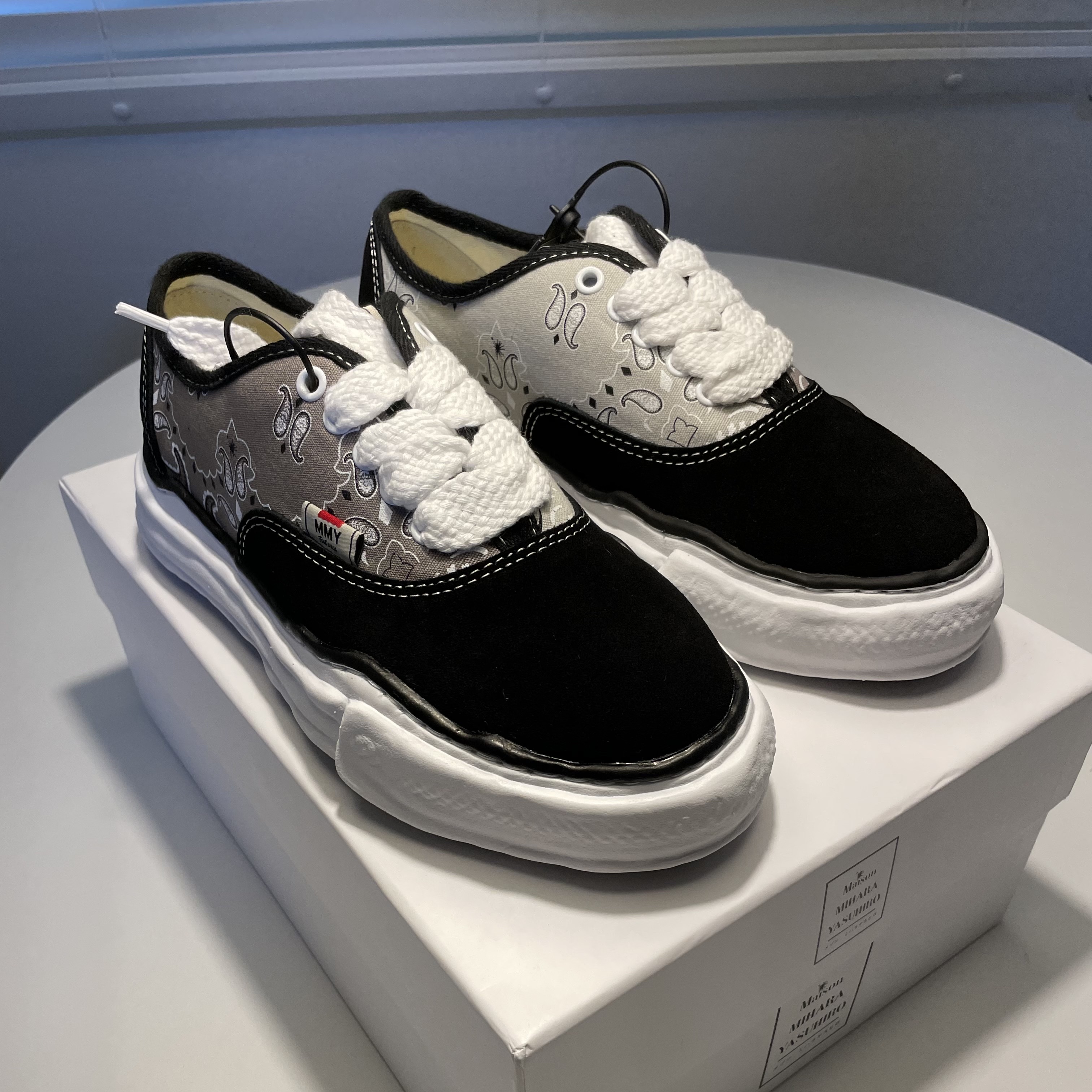 Maison Mihara Yasuhiro Baker OG Sole OX Bandana Sneakers Black 착용 스타일 - 2