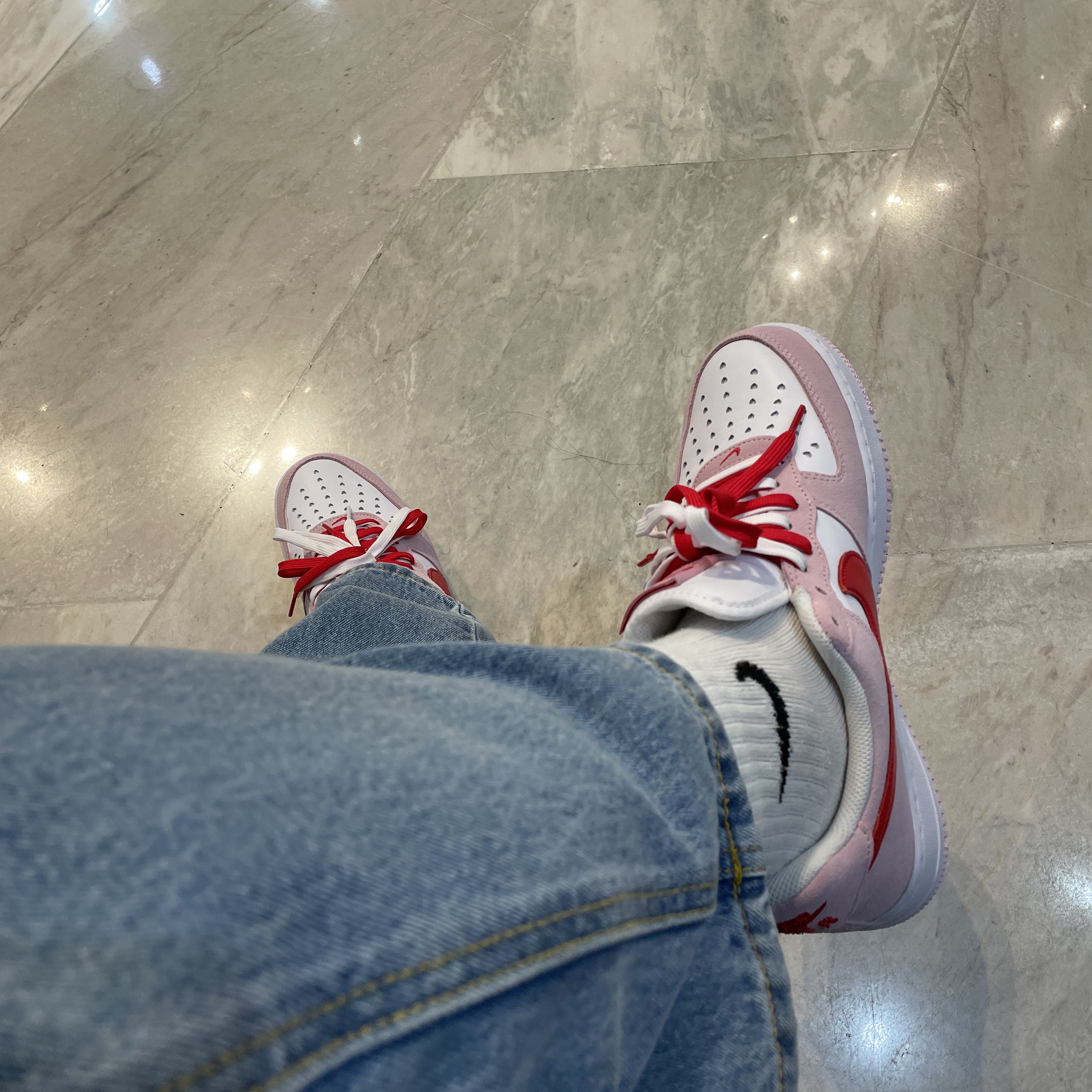Nike Air Force 1 '07 QS Valentine's Day 착용 스타일 - 3