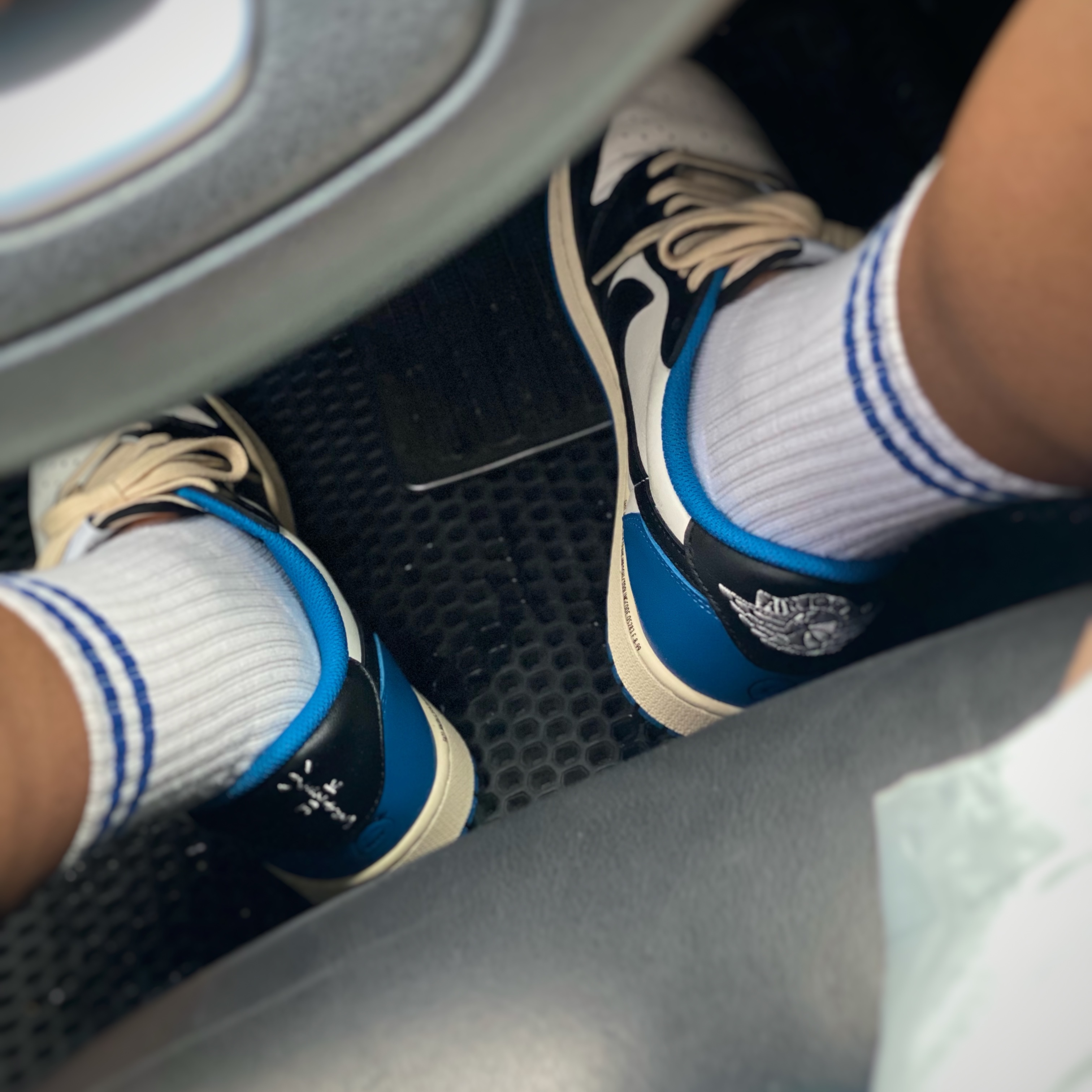 Jordan 1 x Travis Scott x Fragment Retro Low OG SP Military Blue 착용 스타일