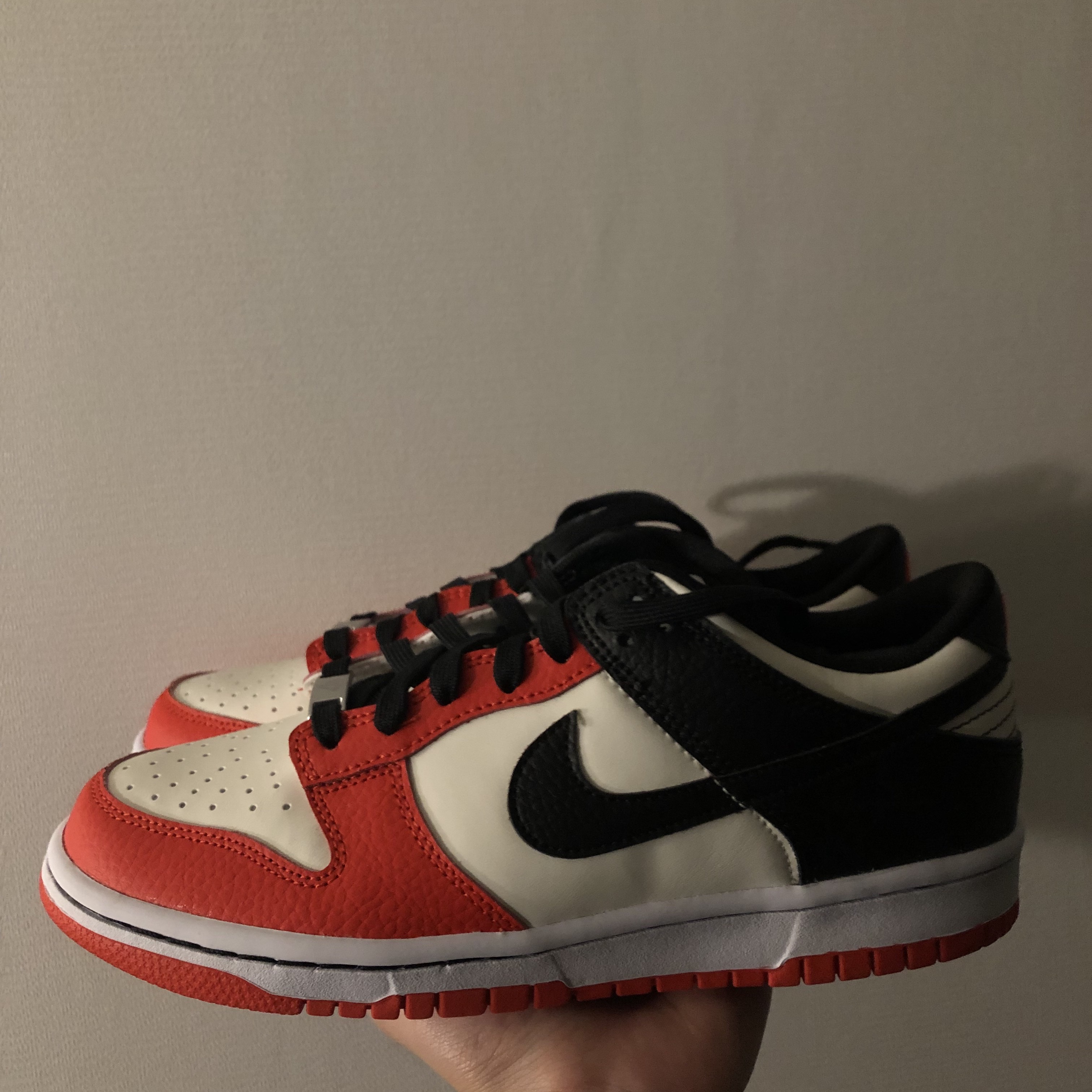 (GS) Nike x NBA Dunk Low Black and Chile Red 착용 스타일 - 2
