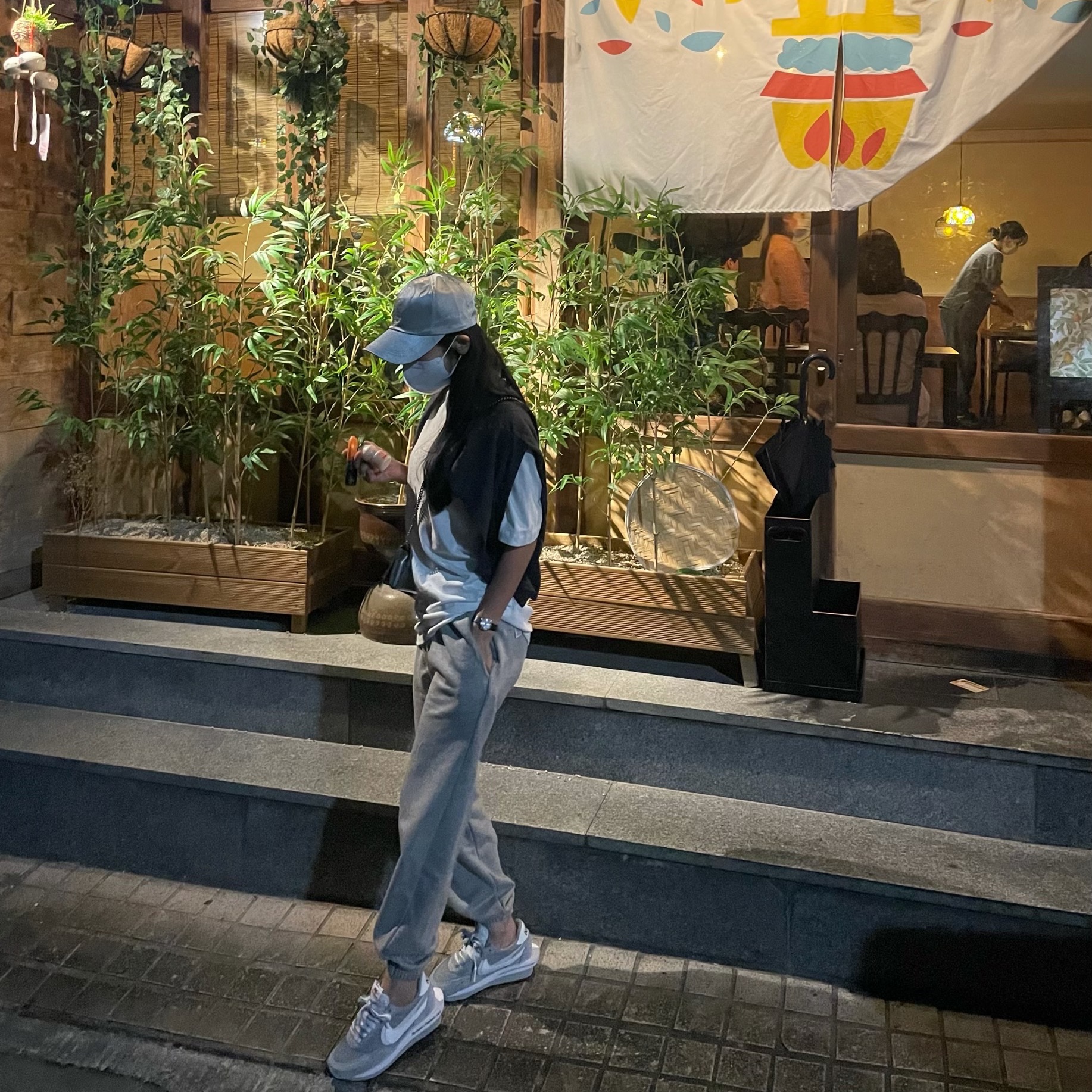 Nike x Sacai x Fragment LDWaffle Light Smoke Grey 착용 스타일 - 2