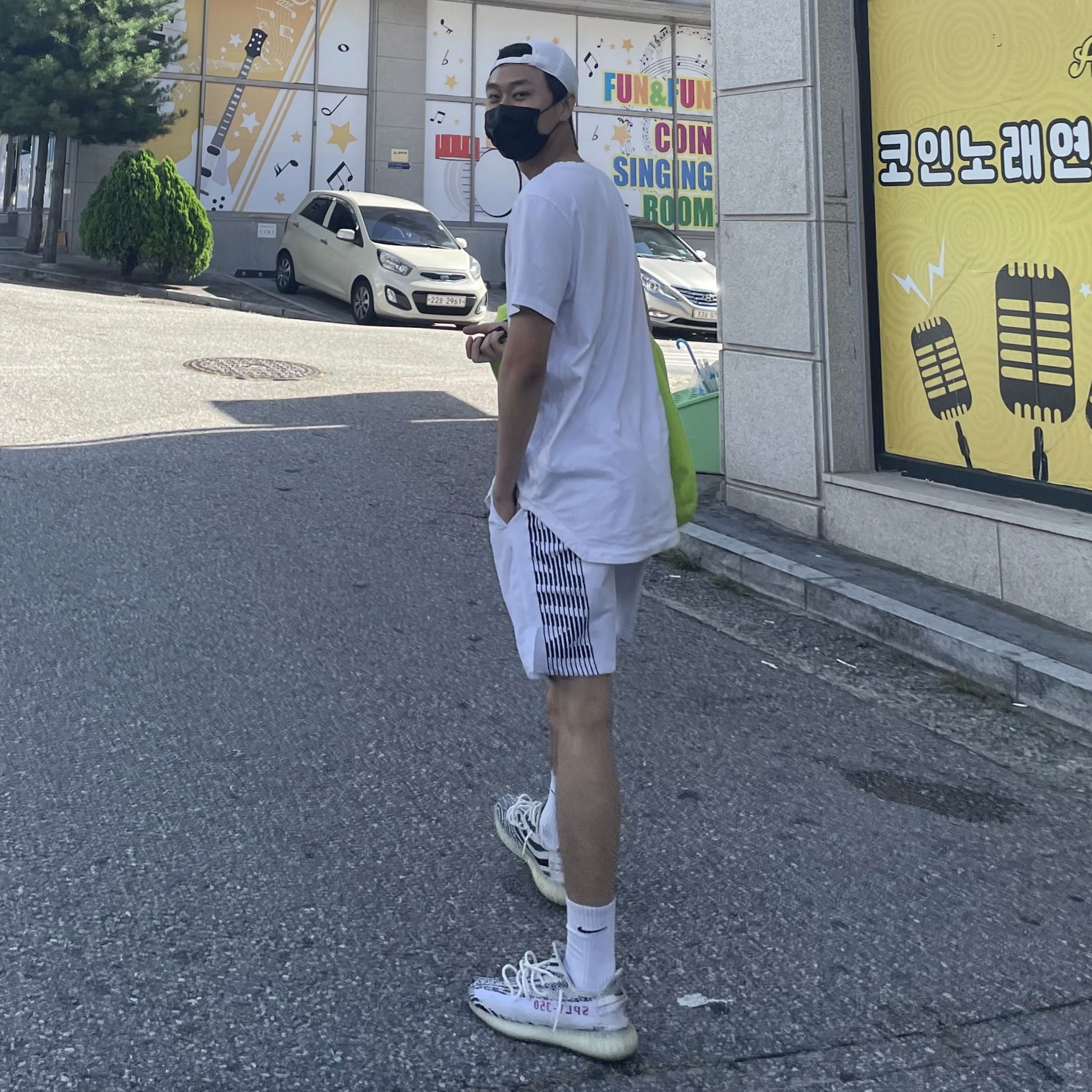 Adidas Yeezy Boost 350 V2 Zebra 2017/2019/2020, Nike x Drake Nocta Socks White (3 Pack) 착용 스타일