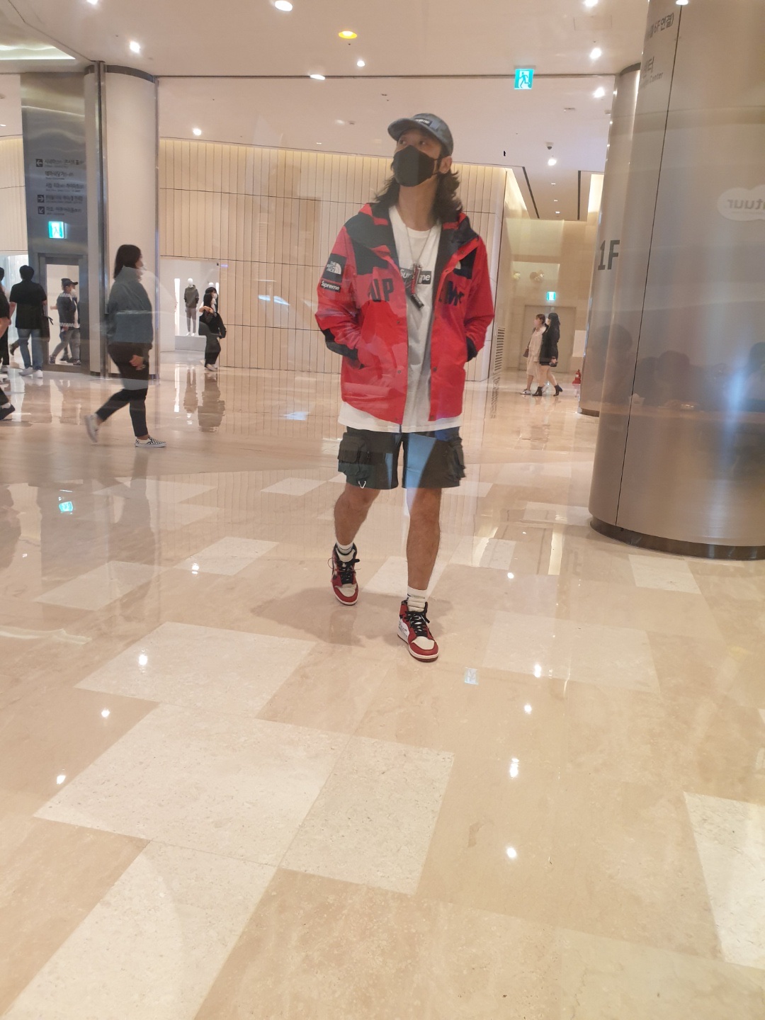 Jordan 1 x Off-White Retro High Chicago The Ten, Supreme x The North Face Arc Logo Mountain Parka Red - 19SS 착용 스타일 - 3