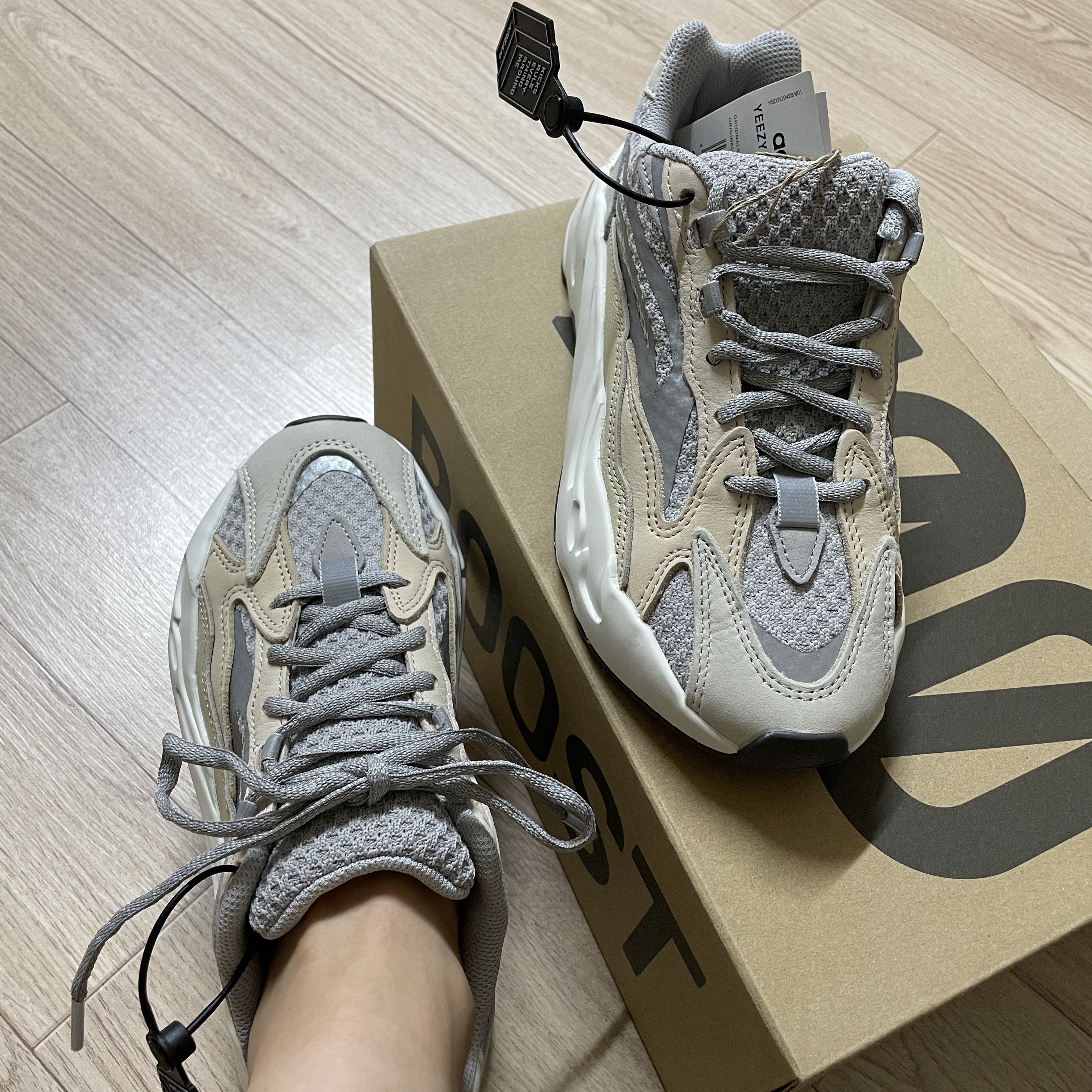 Adidas Yeezy Boost 700 V2 Cream 착용 스타일 - 2