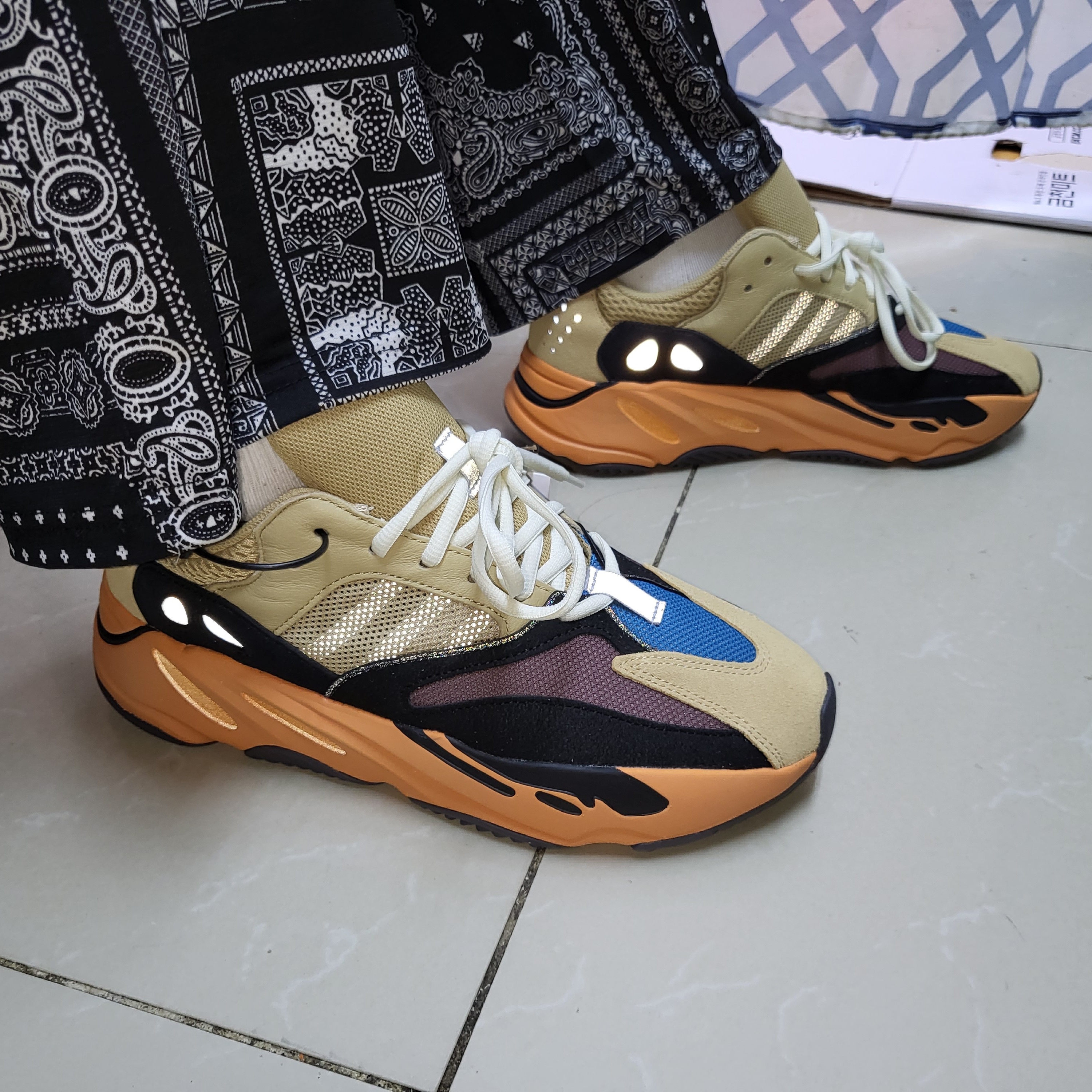 Adidas Yeezy Boost 700 Enflame Amber 착용 스타일 - 2