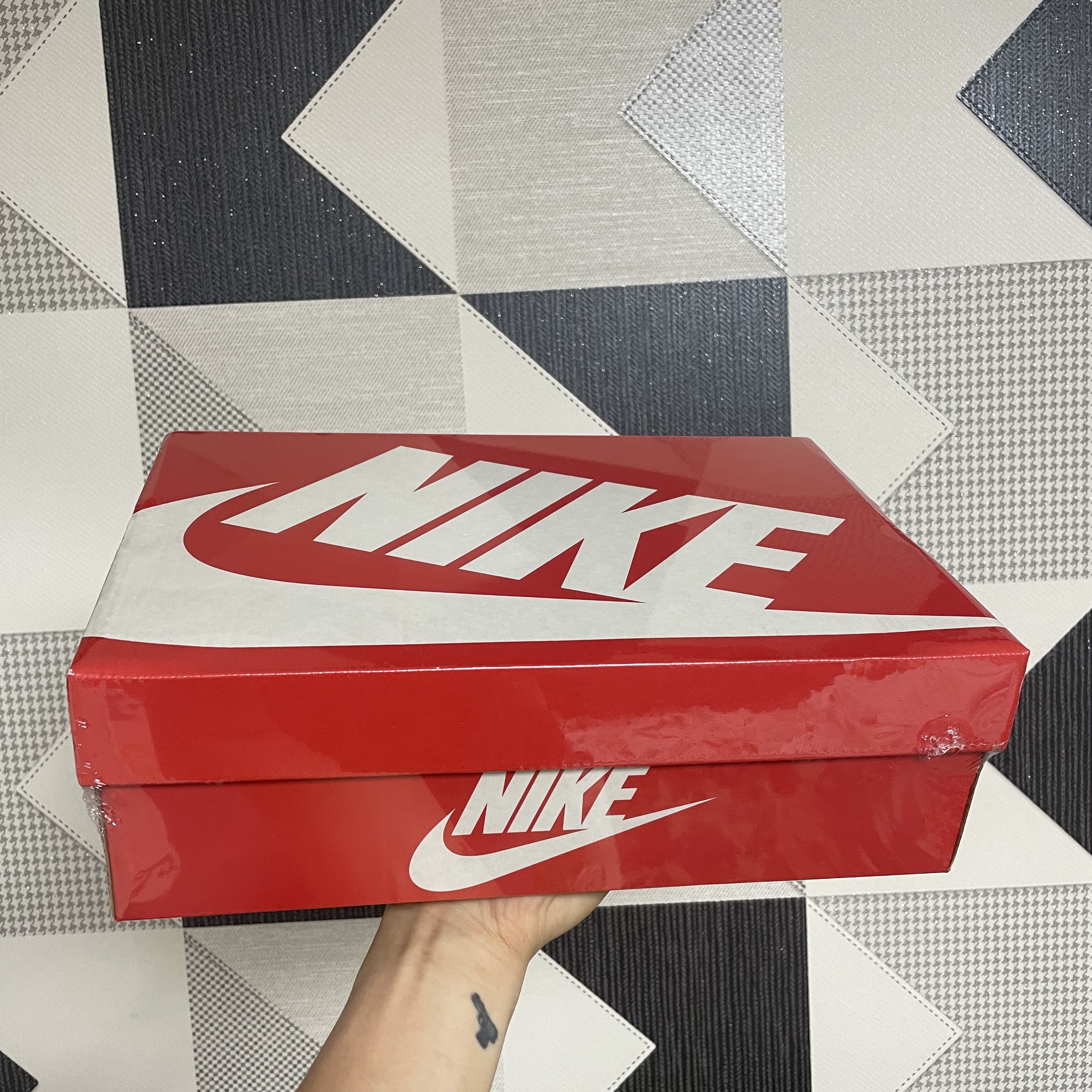 Nike Dunk Low Retro Black, Adidas Yeezy Boost 700 Wave Runner Solid Grey 2017/2019 착용 스타일 - 1