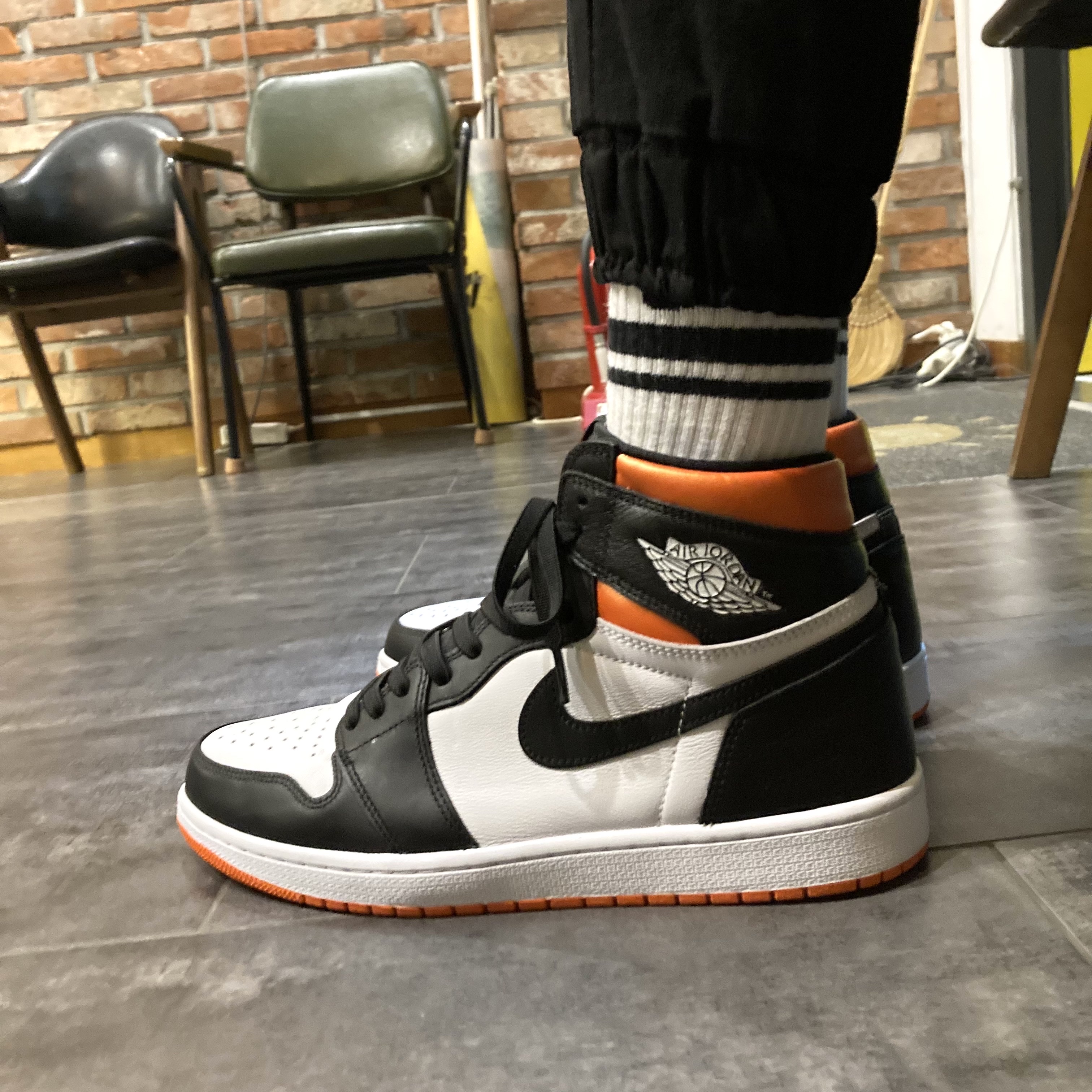 Jordan 1 Retro High OG Electro Orange 착용 스타일