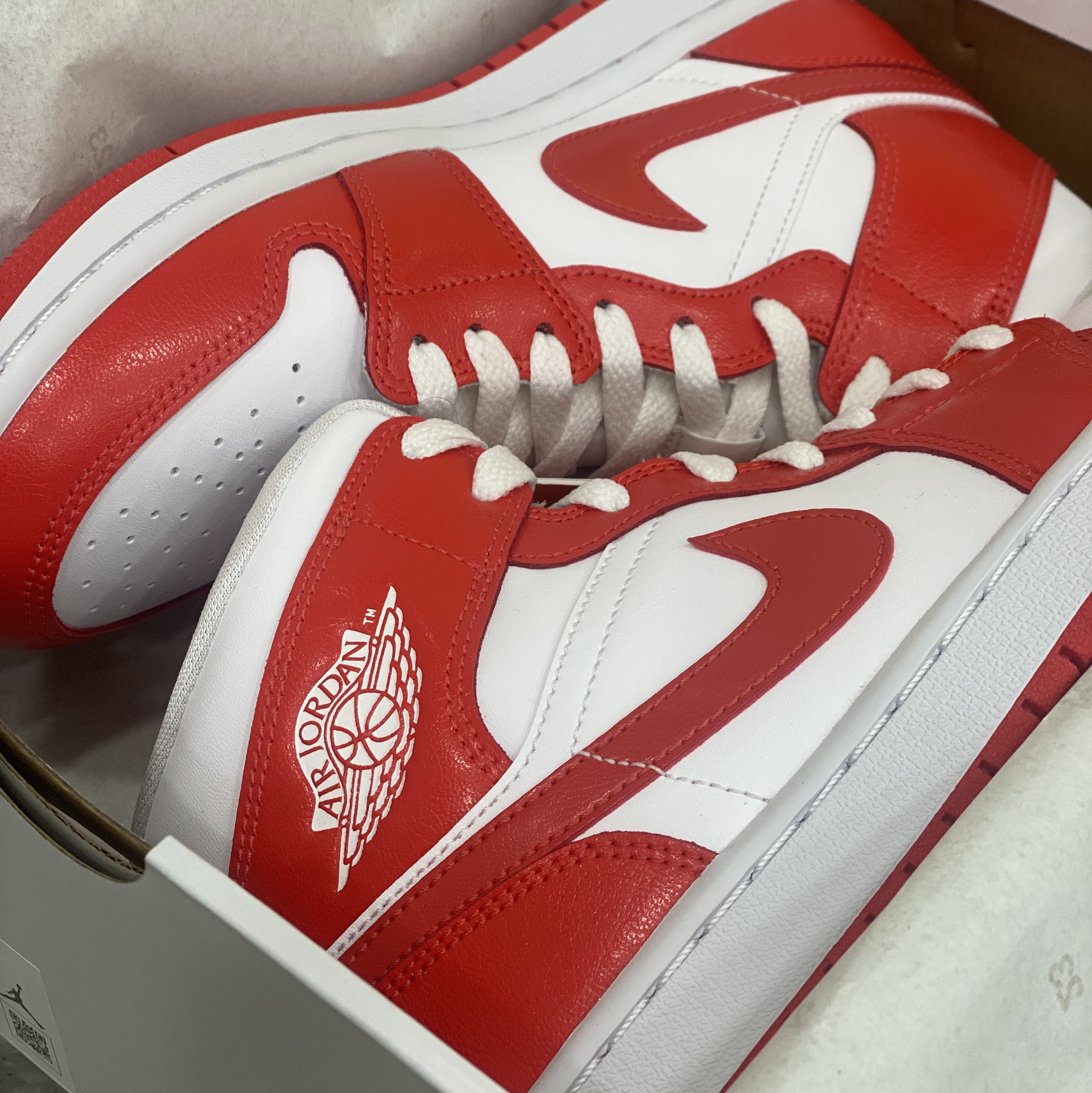 (W) Jordan 1 Mid Habanero Red 착용 스타일