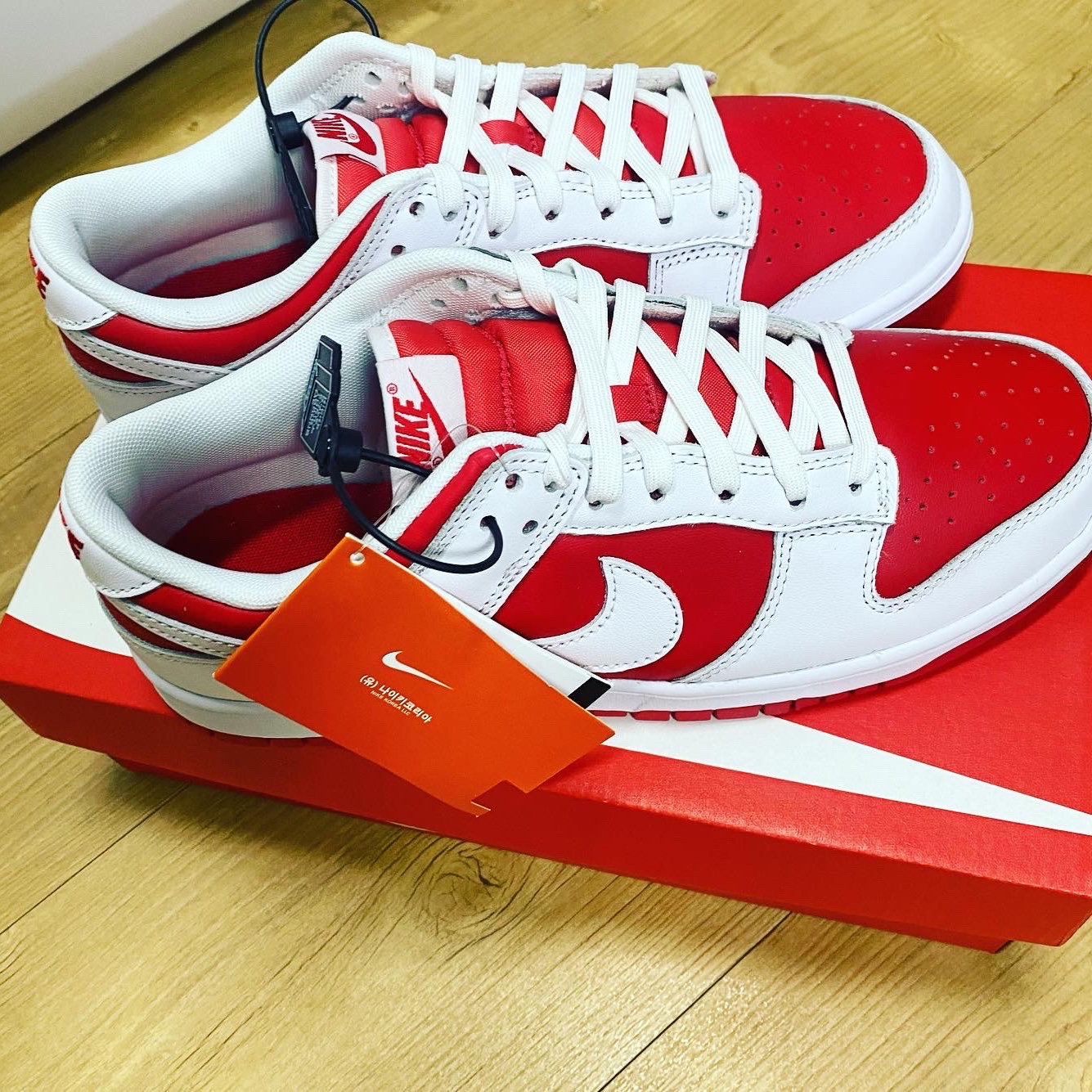 Nike Dunk Low Retro Championship Red 착용 스타일 - 2