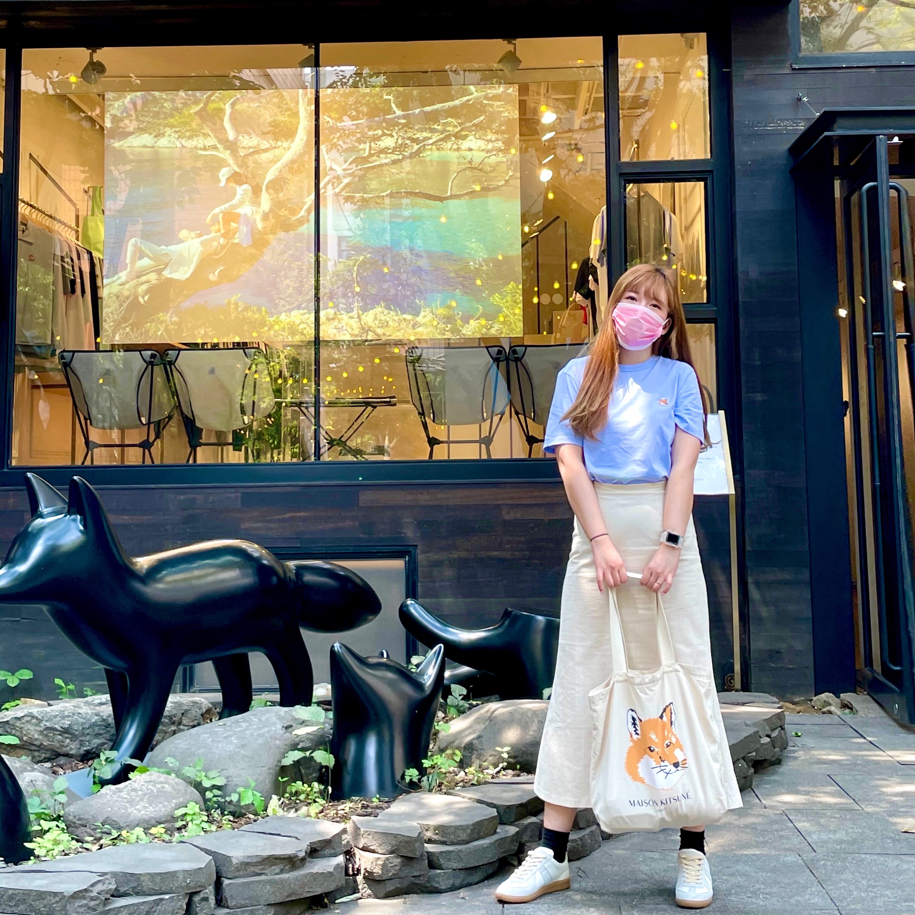 (W) Maison Margiela Calfskin Replica Sneakers White, Maison Kitsune Fox Head Patch Classic T-Shirt Light Blue 착용 스타일 - 3