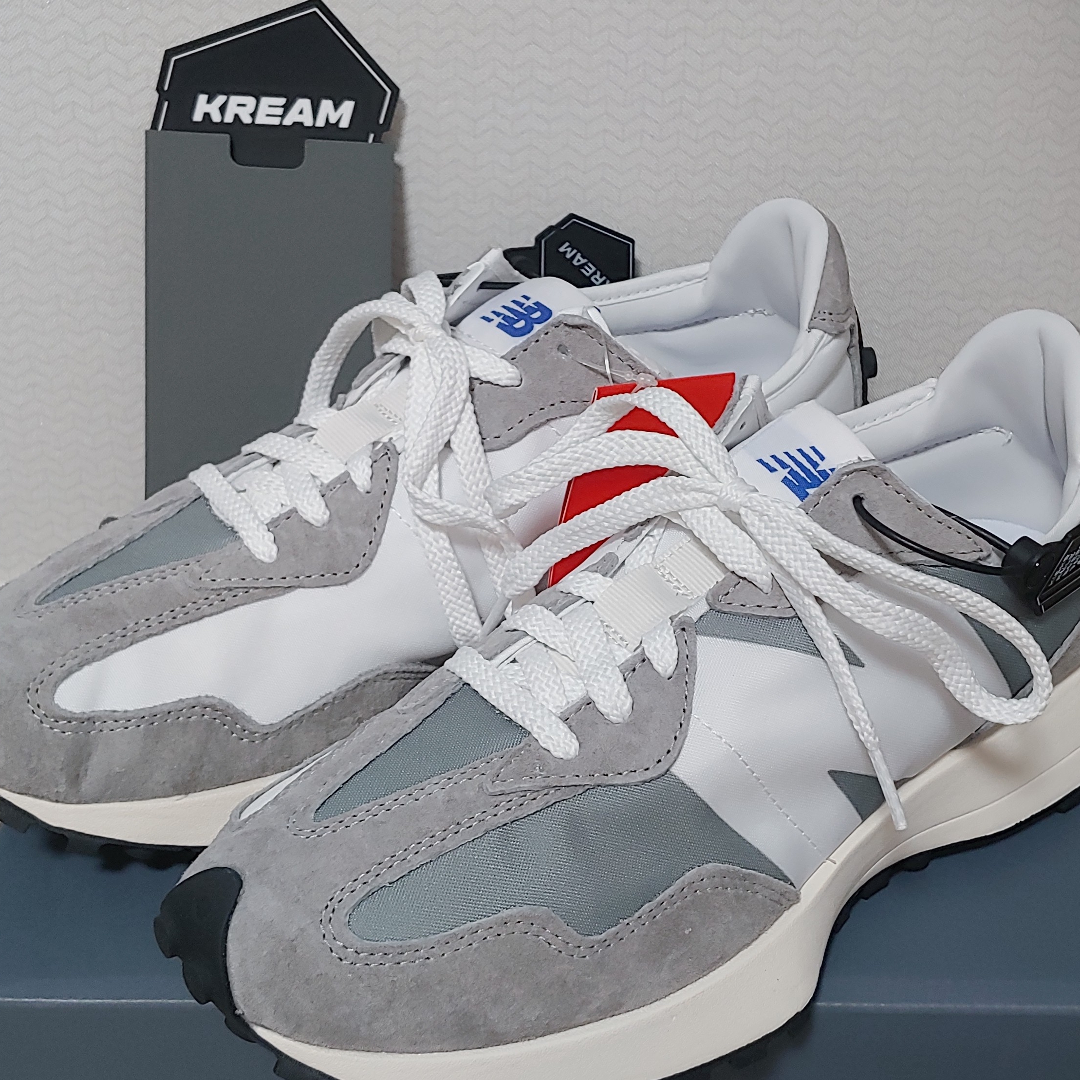 New Balance 327 Grey 착용 스타일