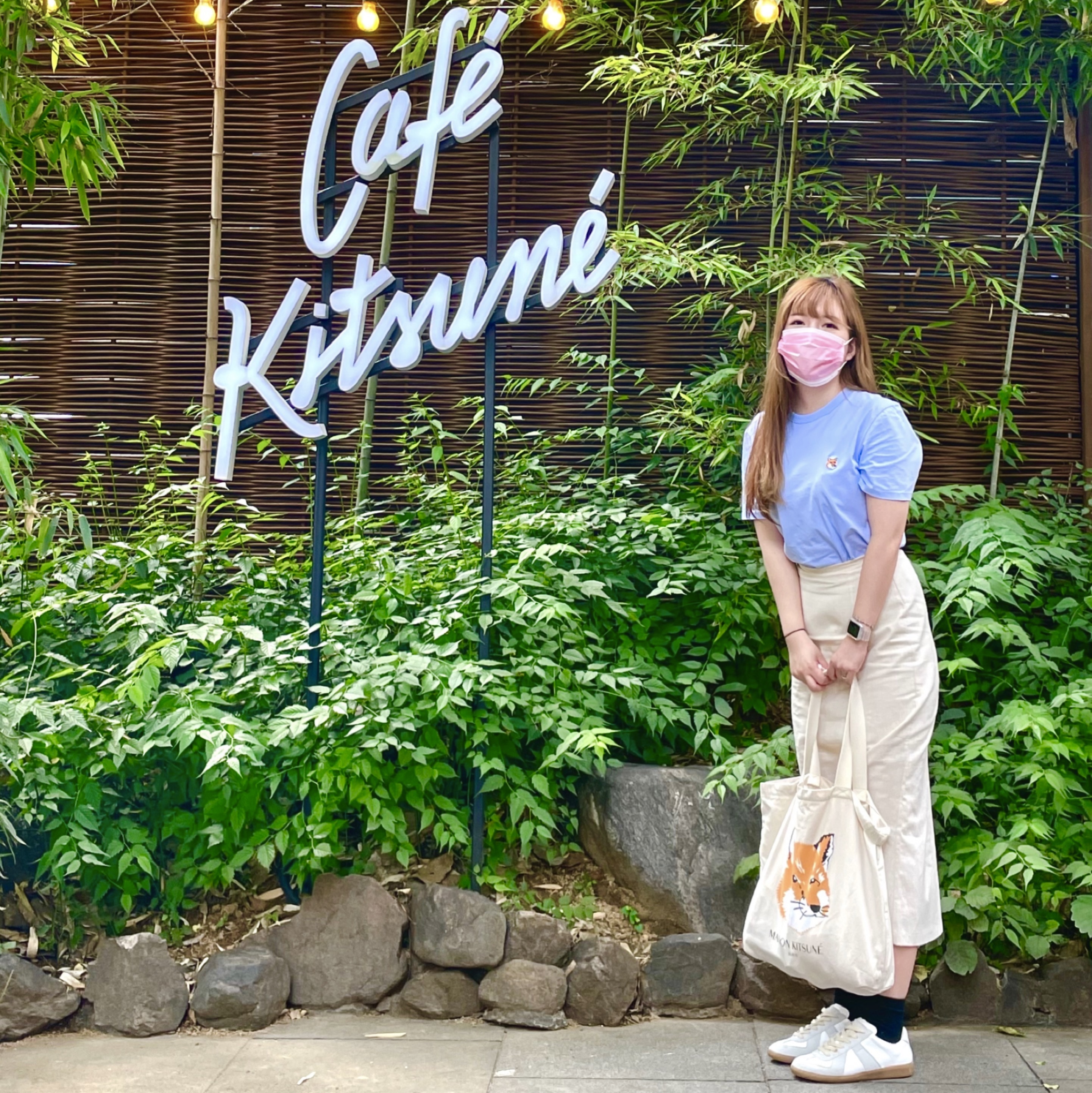 (W) Maison Margiela Calfskin Replica Sneakers White, Maison Kitsune Fox Head Patch Classic T-Shirt Light Blue 착용 스타일 - 1