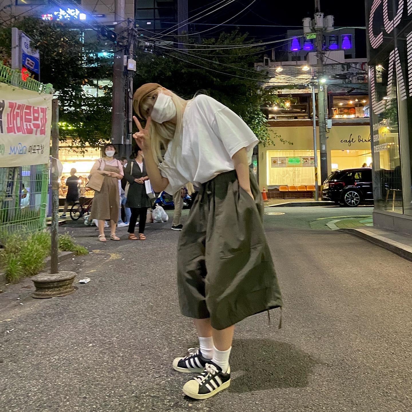 Adidas Superstar Premium Black White 착용 스타일 - 2