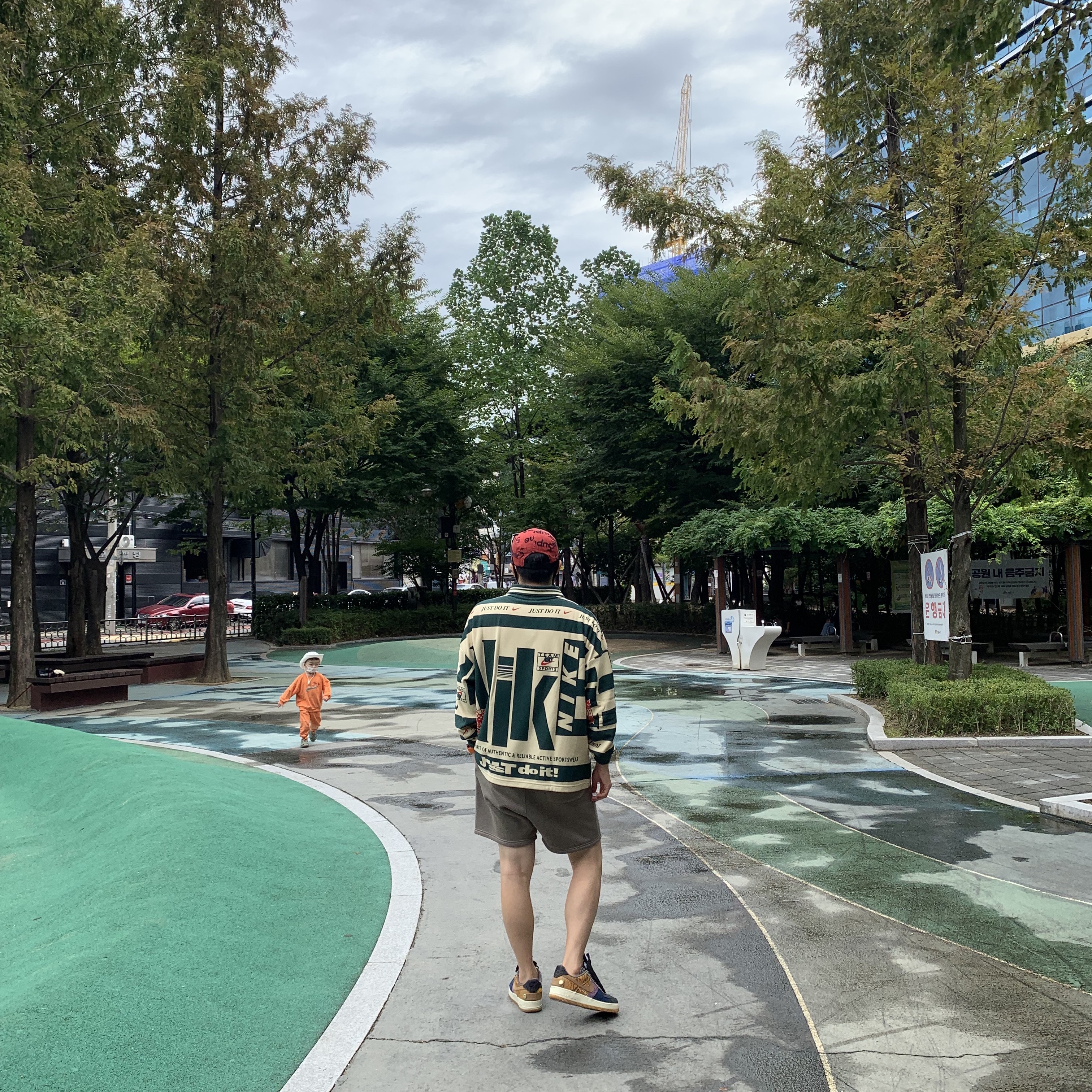 Supreme Frayed Logos Denim Camp Cap Red - 21SS, Nike x Cactus Plant Flea Market Long Sleeve Polo Natural - US/EU 착용 스타일 - 2
