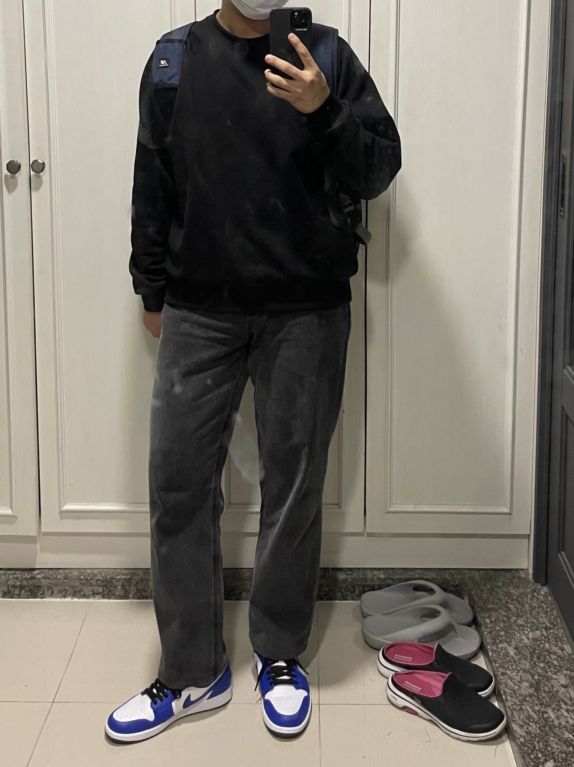 Jordan 1 Low Hyper Royal, New Balance x Taw&Toe Flip Flop Light Gray 착용 스타일
