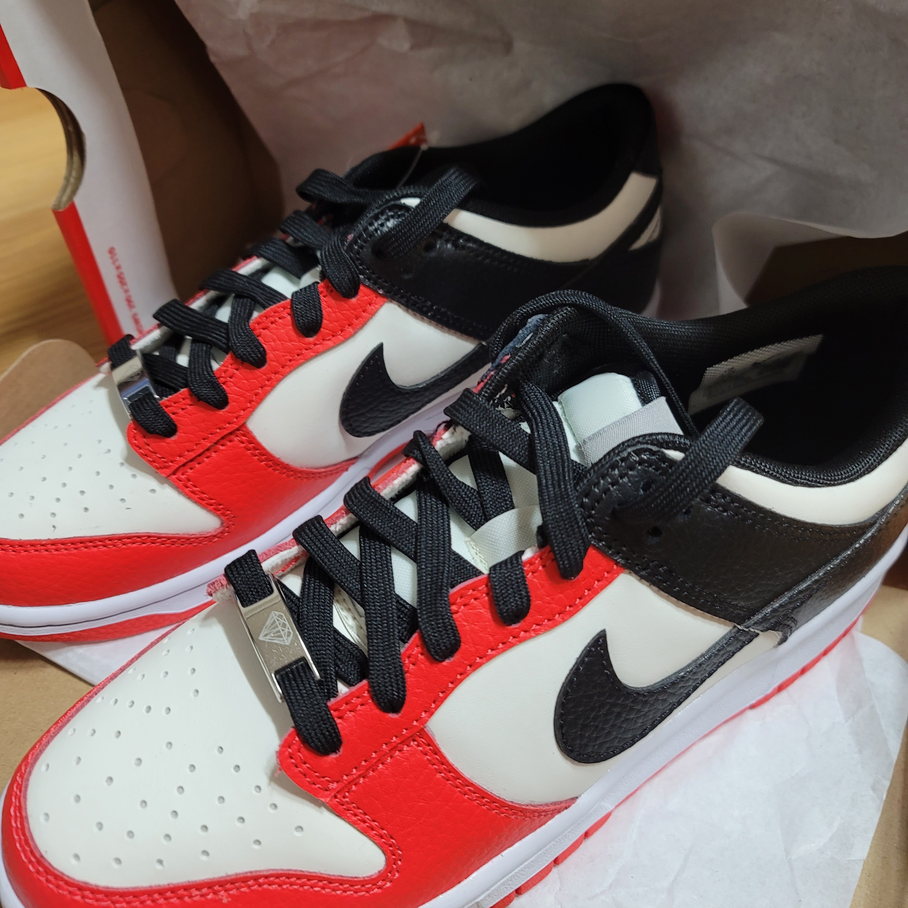 (GS) Nike x NBA Dunk Low Black and Chile Red 착용 스타일 - 2