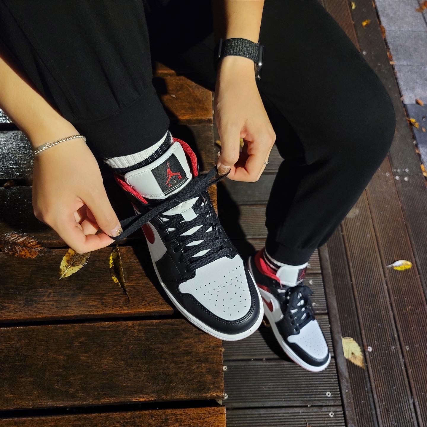 Jordan 1 Mid Gym Red Black White 착용 스타일 - 2
