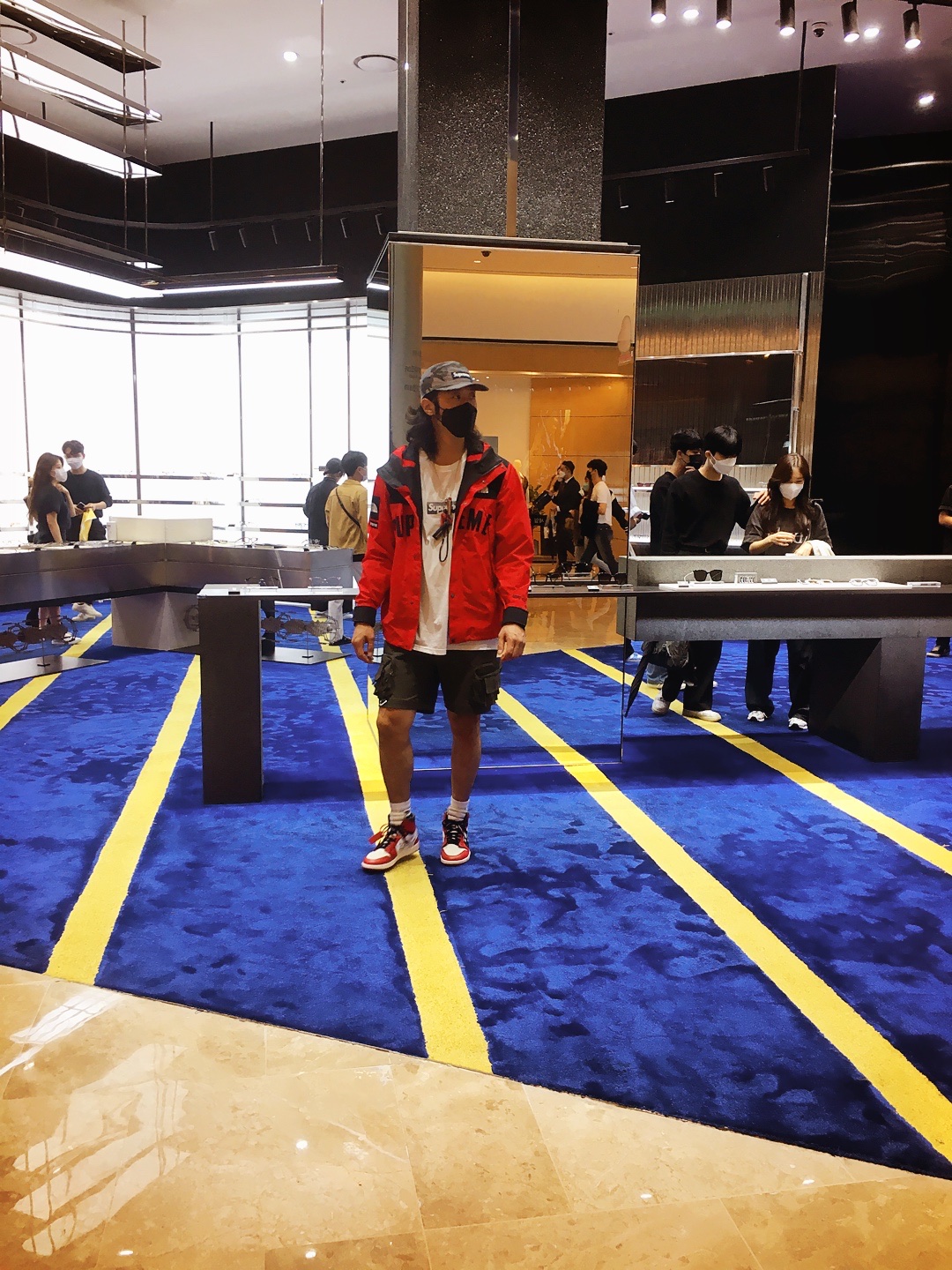 Jordan 1 x Off-White Retro High Chicago The Ten, Supreme x The North Face Arc Logo Mountain Parka Red - 19SS 착용 스타일 - 1