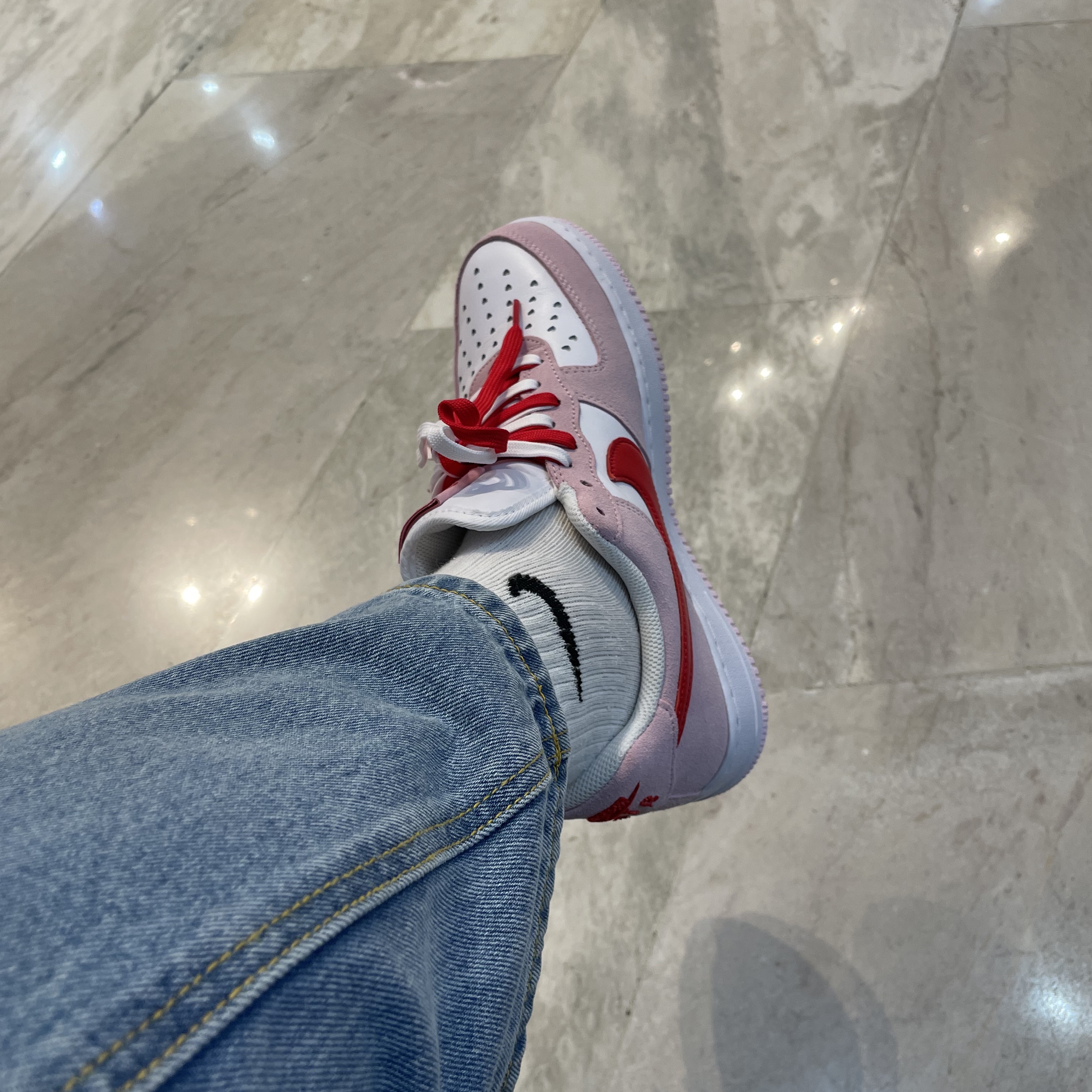 Nike Air Force 1 '07 QS Valentine's Day 착용 스타일 - 2