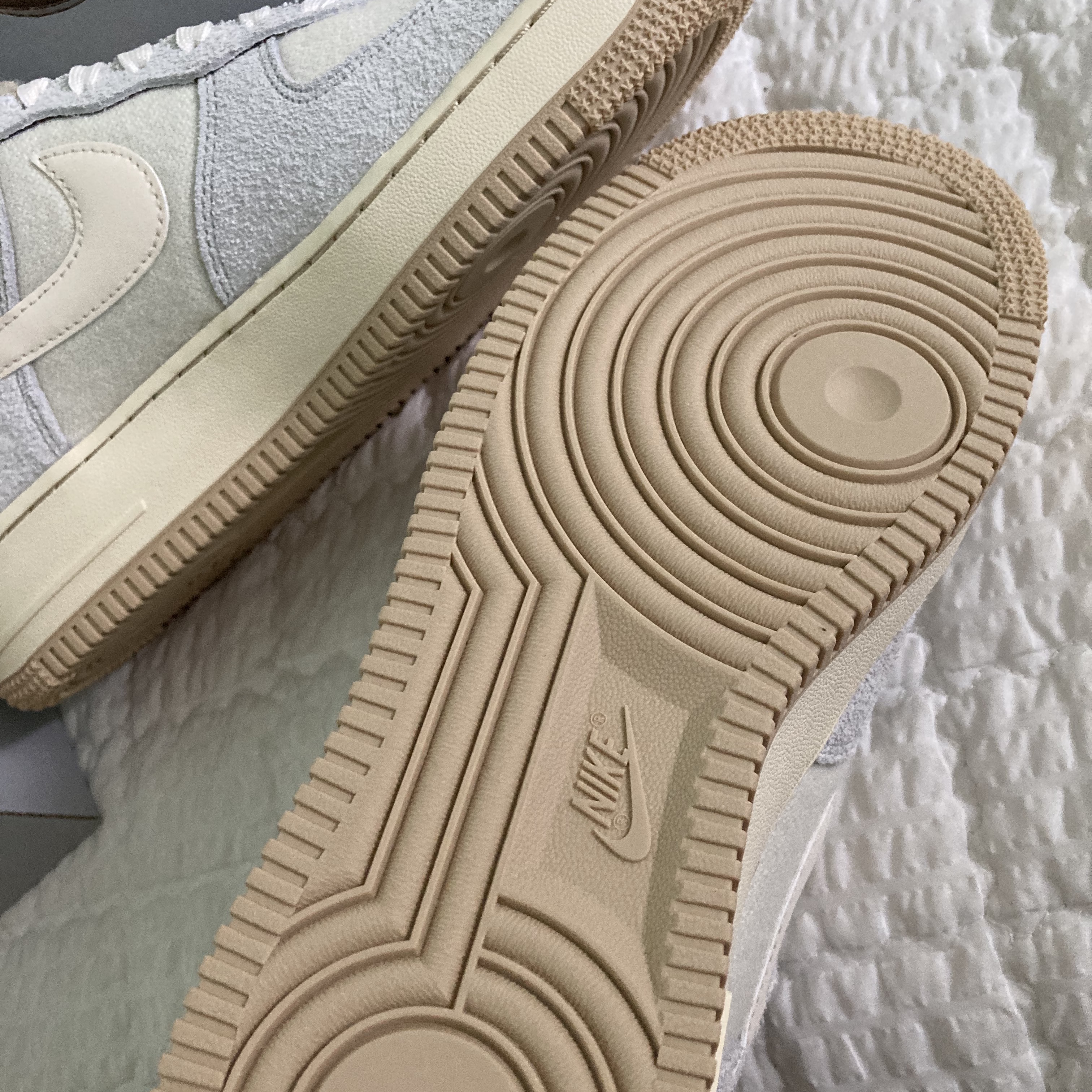 (W) Nike Air Force 1 '07 LV8 Photon Dust Cashmere 착용 스타일 - 5