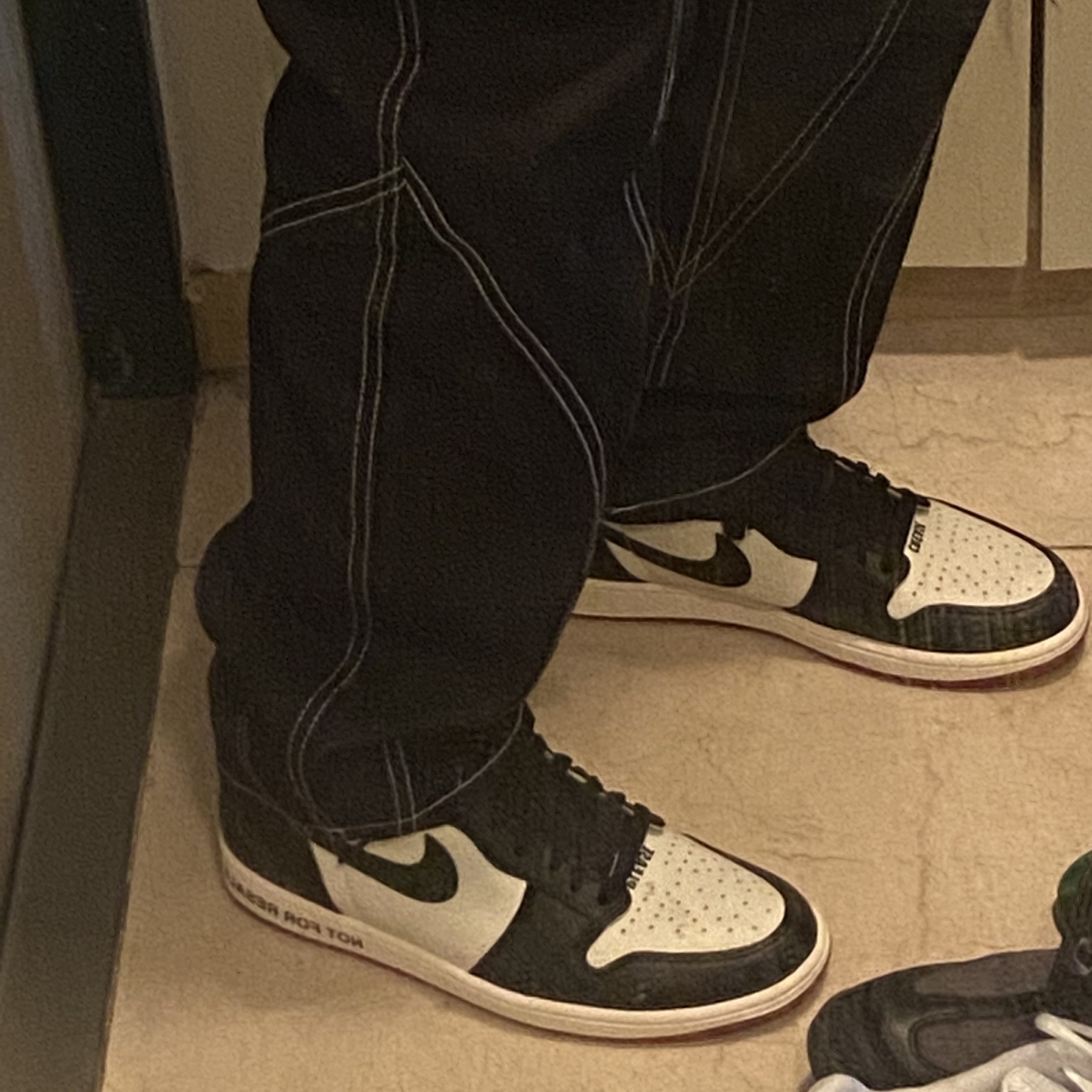 Jordan 1 Retro High Not for Resale Varsity Red 착용 스타일 - 2