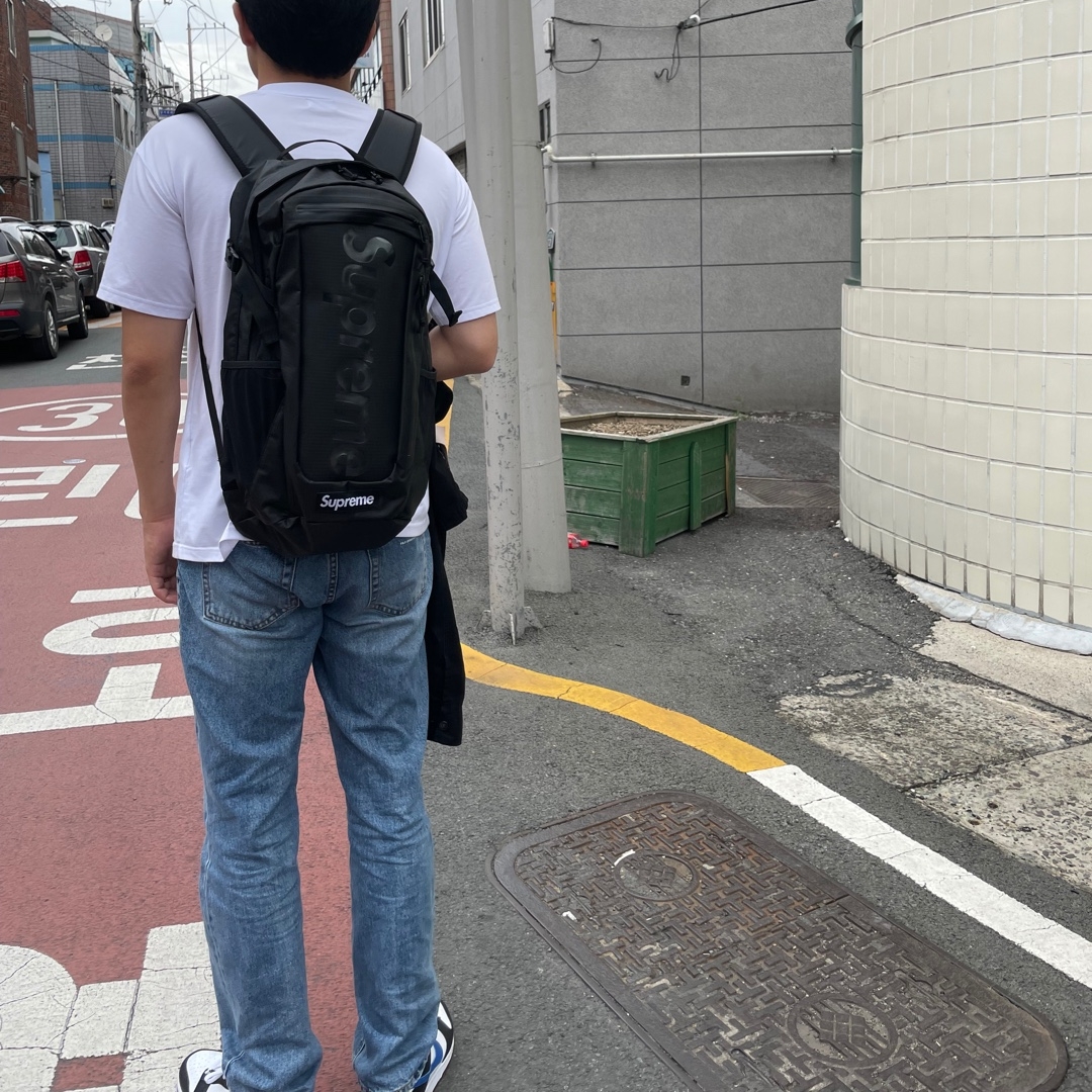 Supreme Backpack Black - 21SS 착용 스타일