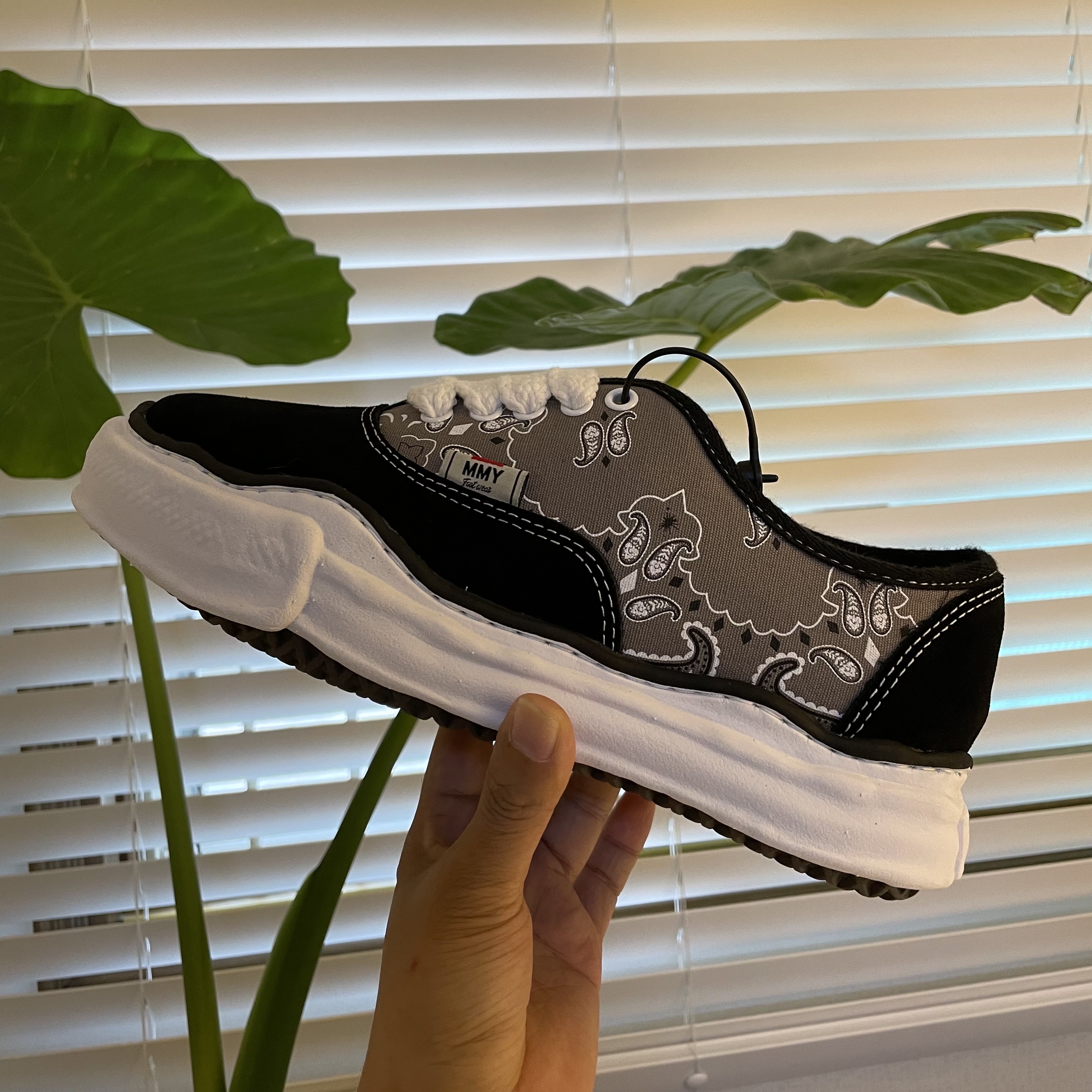 Maison Mihara Yasuhiro Baker OG Sole OX Bandana Sneakers Black 착용 스타일 - 1