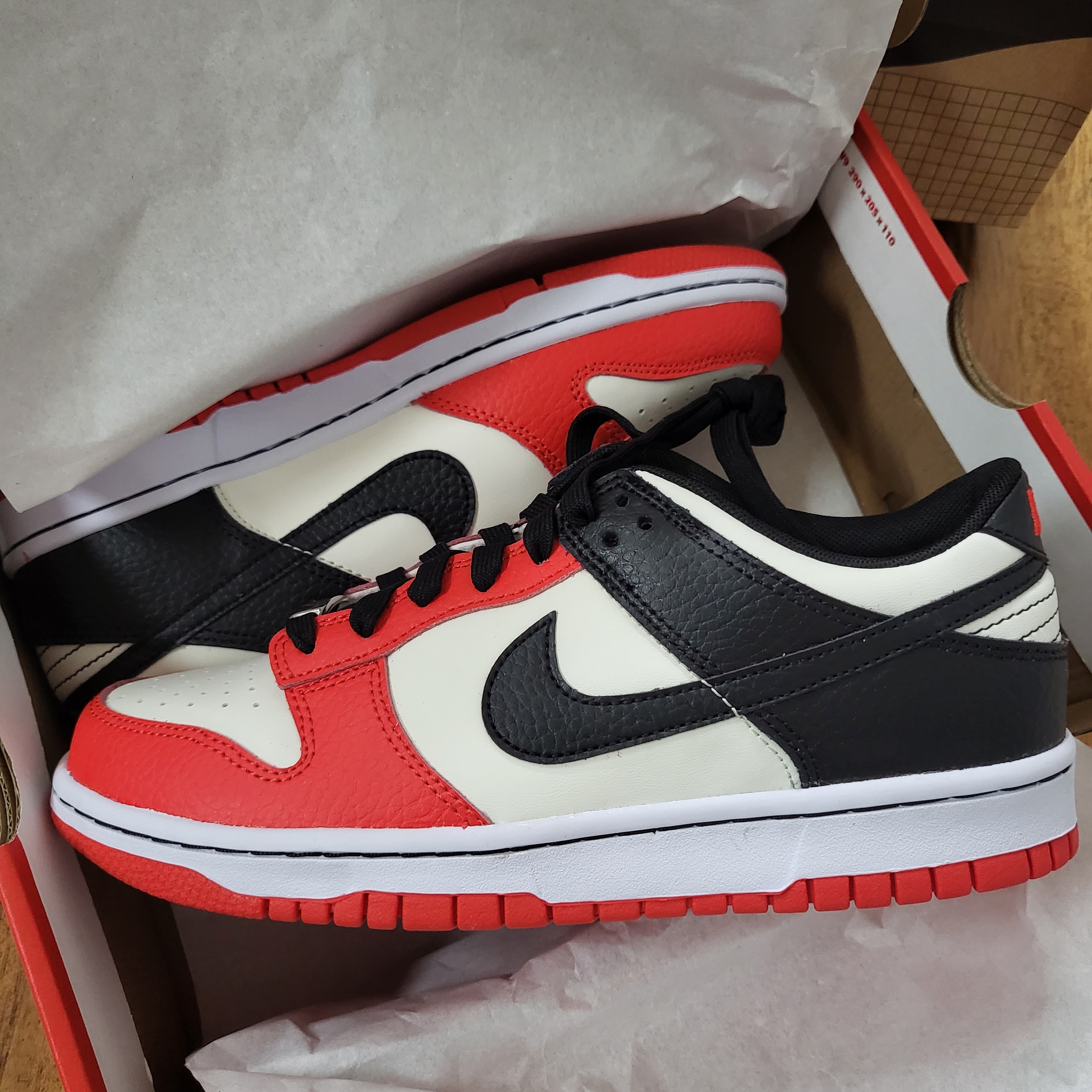 (GS) Nike x NBA Dunk Low Black and Chile Red 착용 스타일