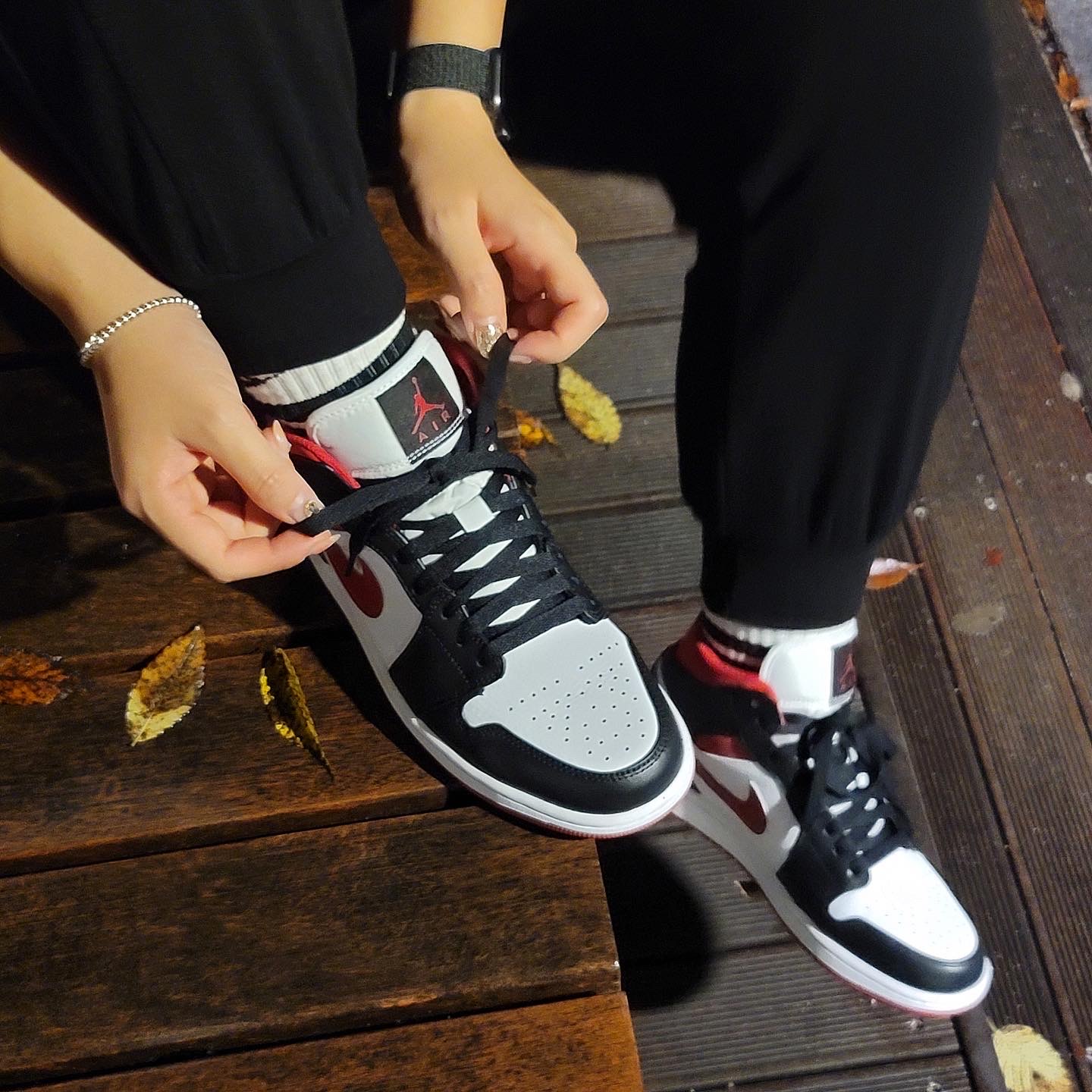 Jordan 1 Mid Gym Red Black White 착용 스타일 - 1