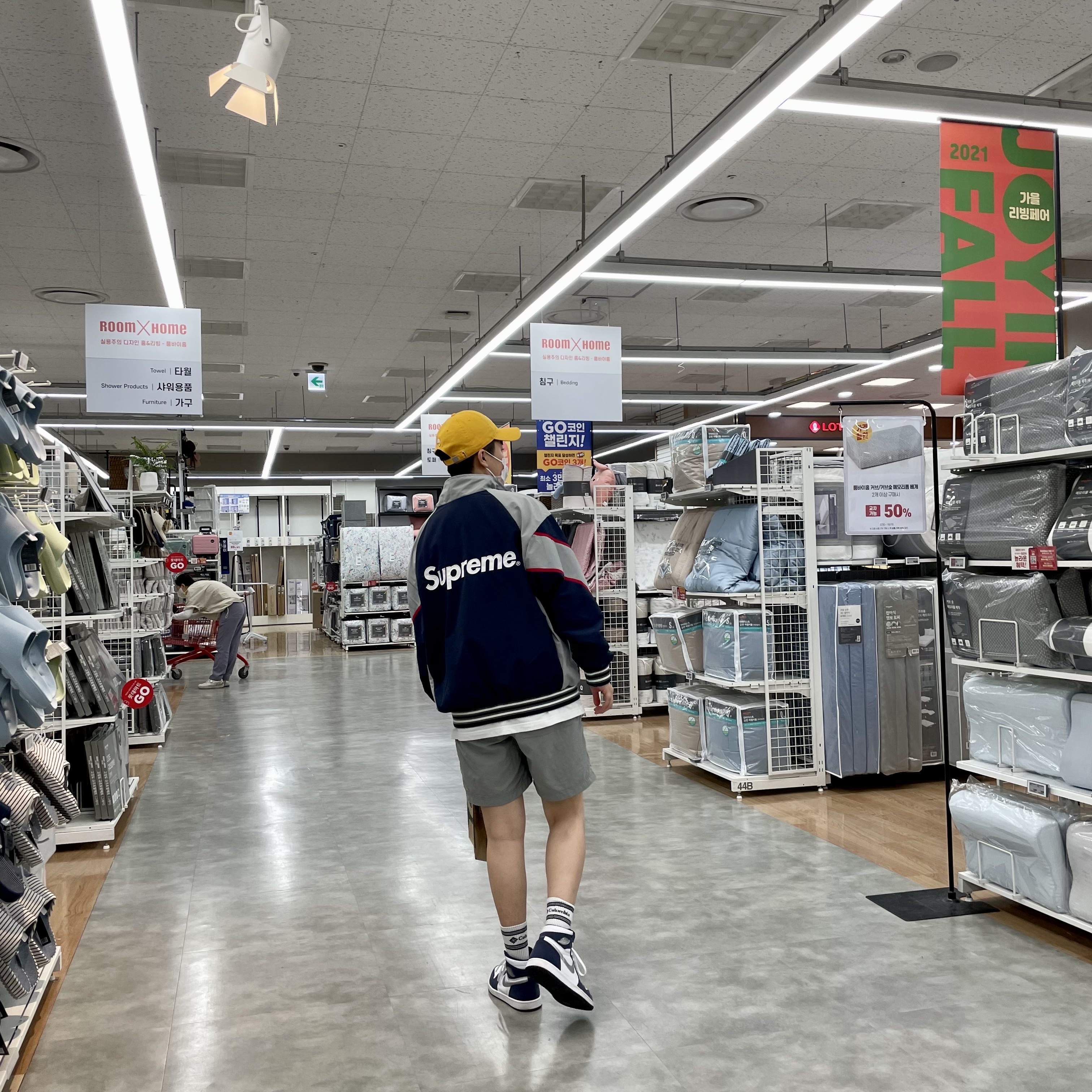 Supreme x New York Yankees Track Jacket Navy - 21FW, Jordan 1 Retro High OG CO.JP Midnight Navy 착용 스타일