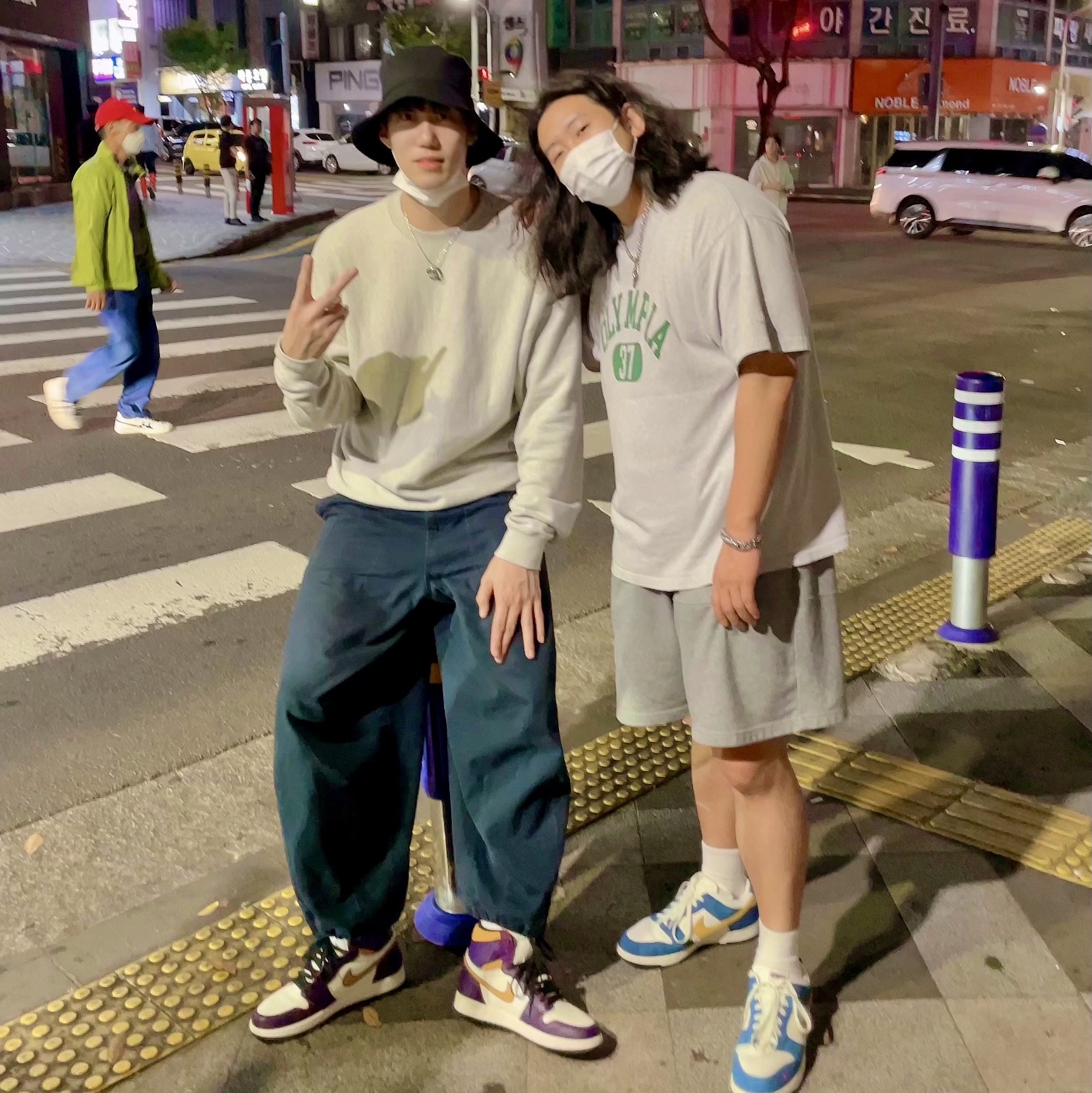 Jordan 1 Retro High OG Defiant SB LA to Chicago, Nike x Kasina Dunk Low 80's Bus 착용 스타일