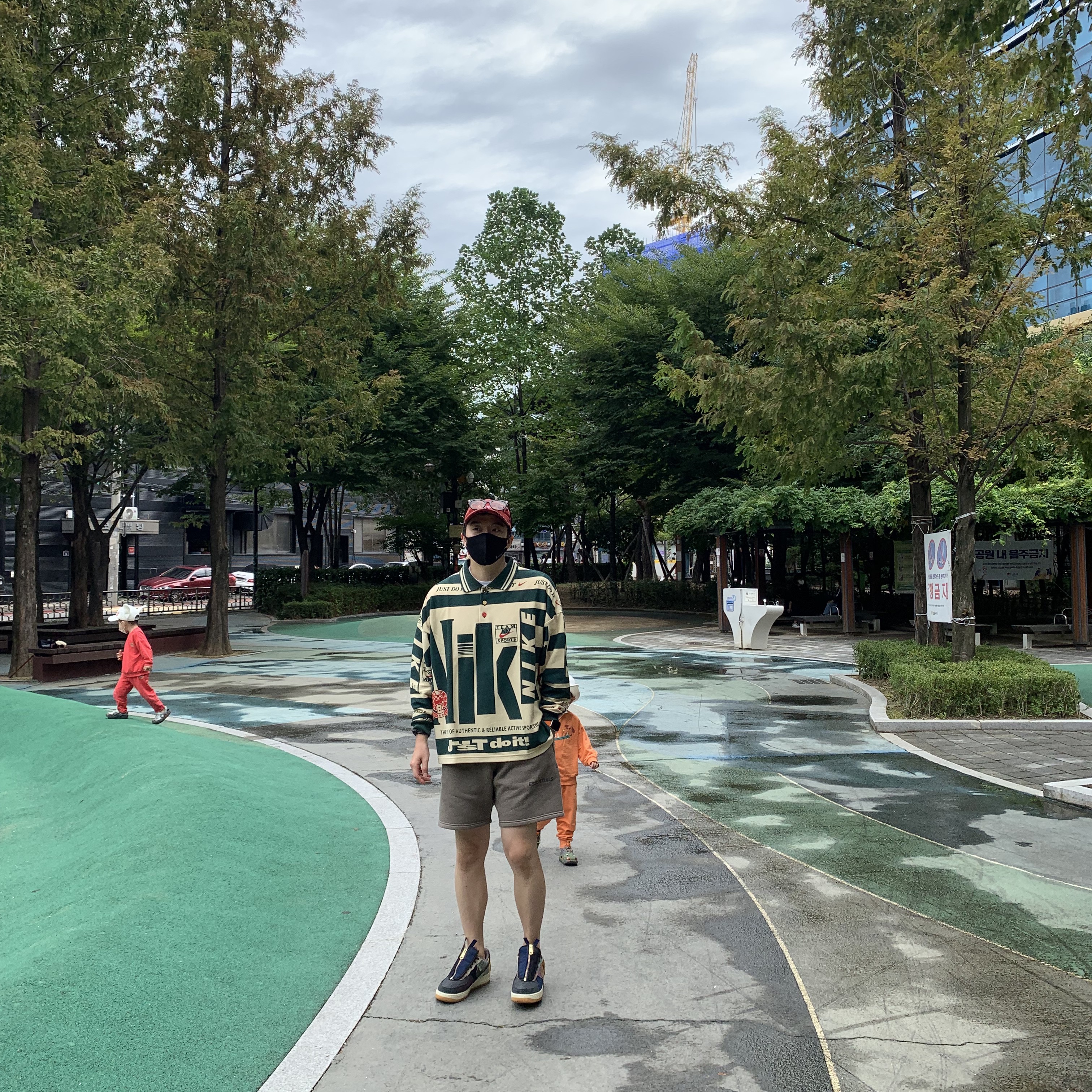 Supreme Frayed Logos Denim Camp Cap Red - 21SS, Nike x Cactus Plant Flea Market Long Sleeve Polo Natural - US/EU 착용 스타일 - 1