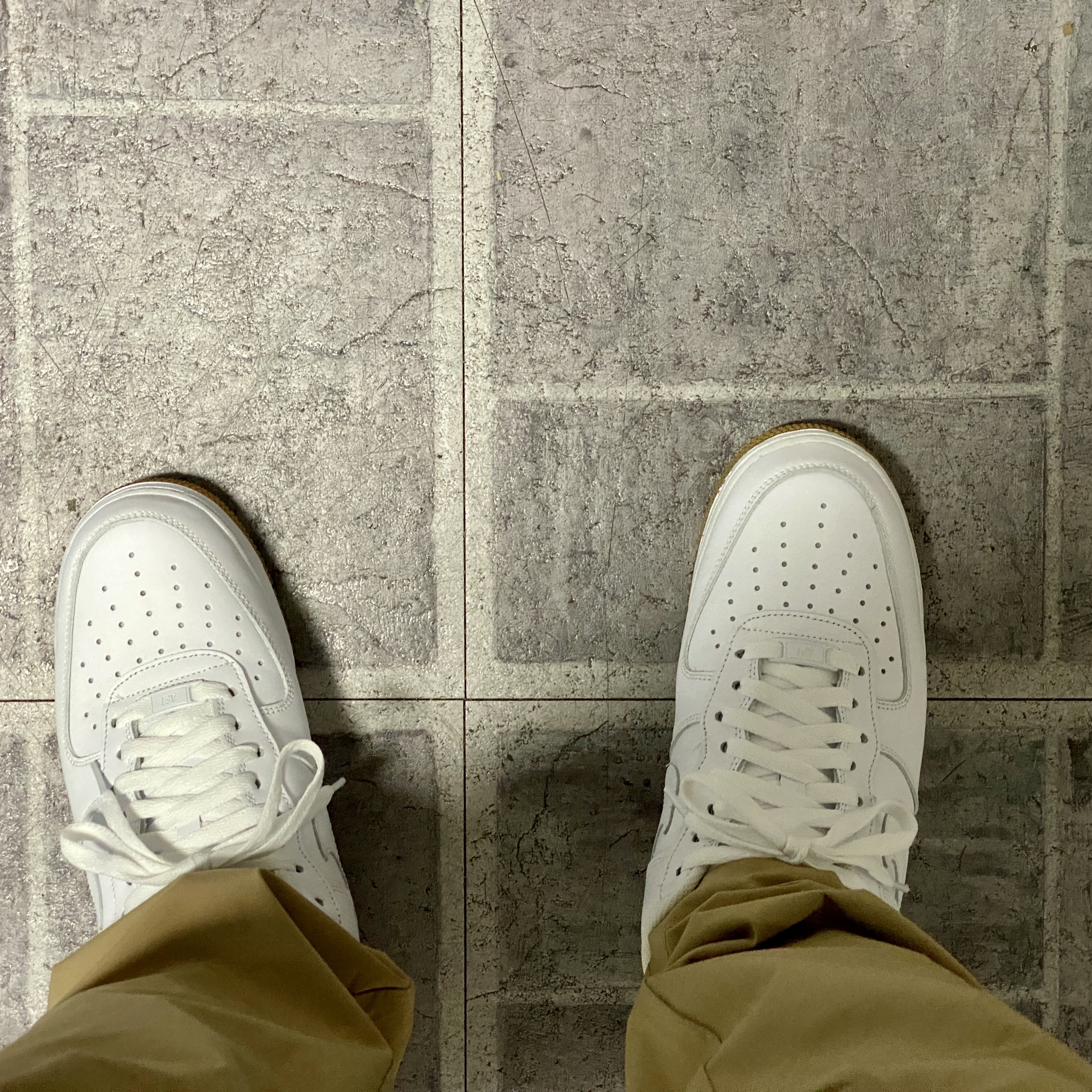 Nike Air Force 1 '07 White Gum Light Brown 착용 스타일 - 2