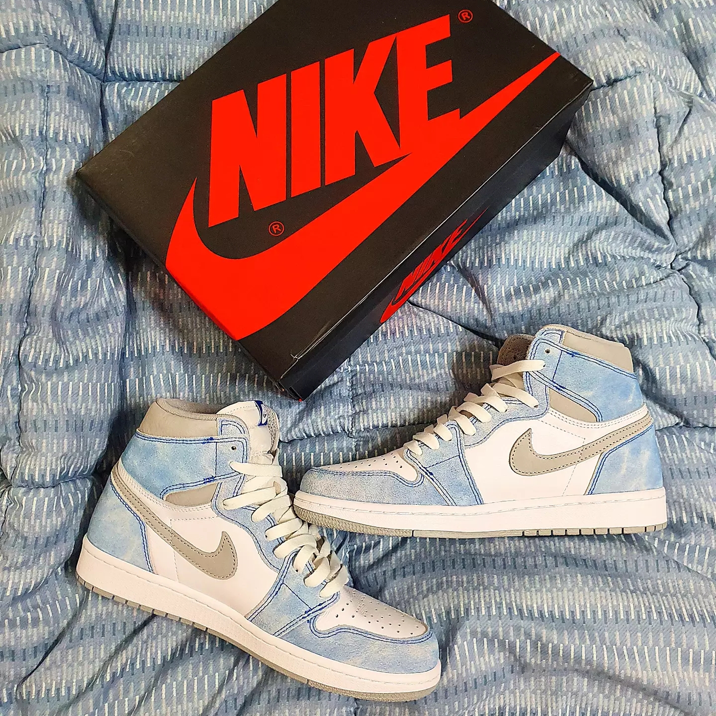Jordan 1 Retro High OG Hyper Royal 착용 스타일